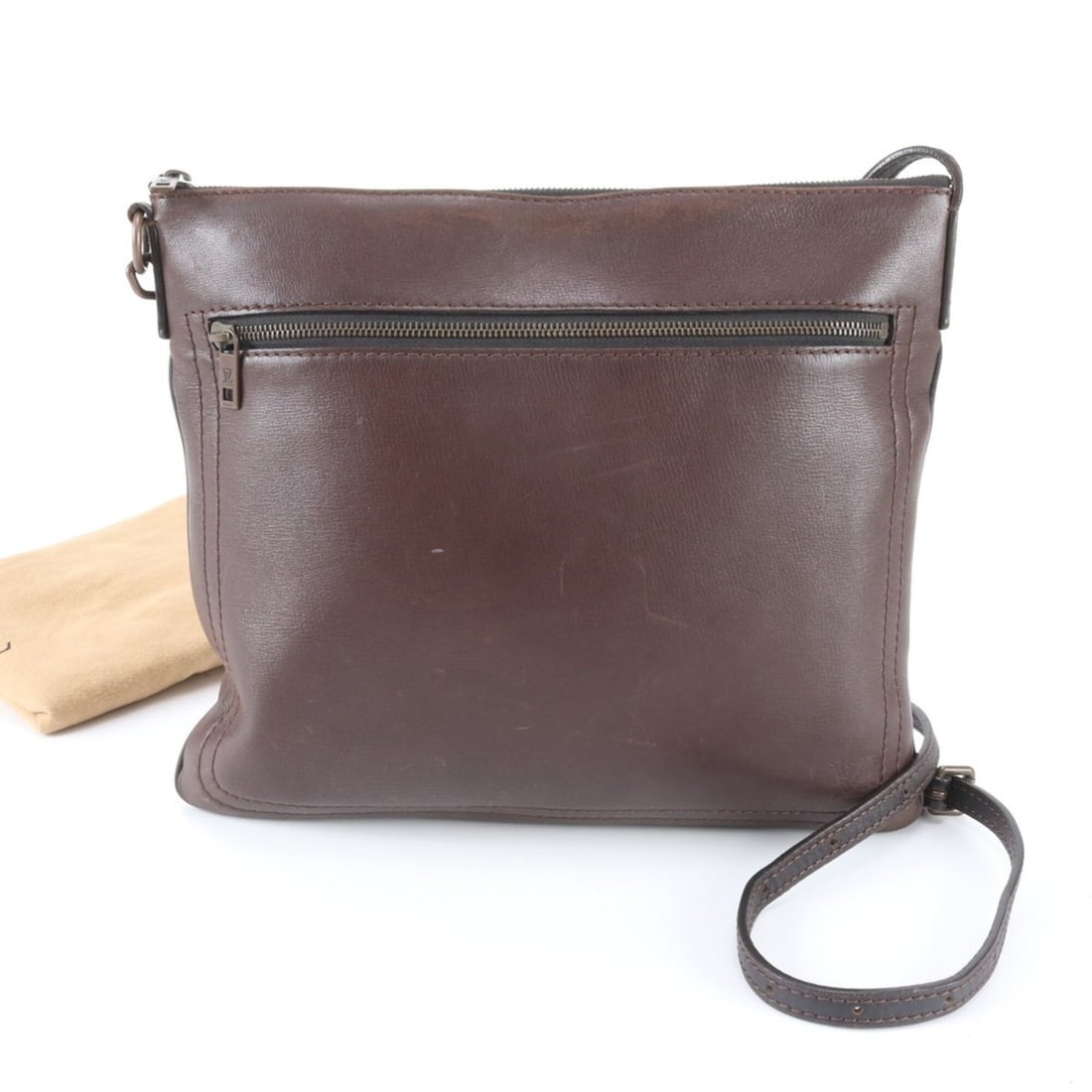 Excellent condition Louis Vuitton Utah Sac Plat Cafe M92073 leather shoulder bag, crossbody: --- Catalog ---Category: SizeSize (HxWxD): 18cm x 34cm x 3cm / 7.08'' x 13.38'' x 1.18''Category: DesignType: Messenger bag, Shoulder bagColor: CoffeeGender: MenMaterial: Leather Category: GeneralBran