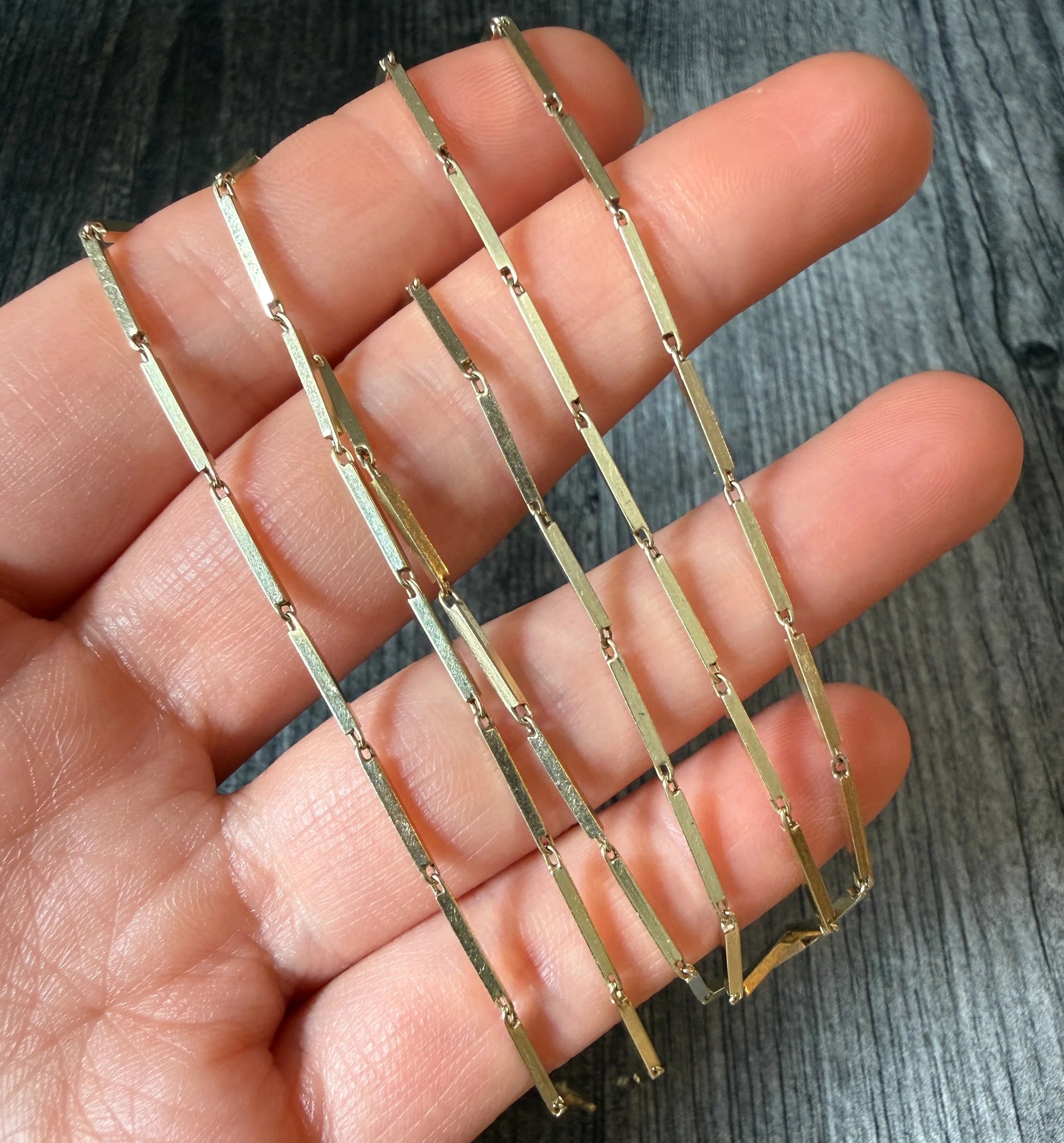Uno A Erre 14K Gold Bar Link Chain, 31?? Long (A): Metal: 14K Yellow Gold Weight: 14 gramsMeasurements: 31 inches long by 1.1 mm wideMarkings: "Uno A Erre ITALY 14K"Condition: In good condition with some minor surface wear. Please note the charm in th