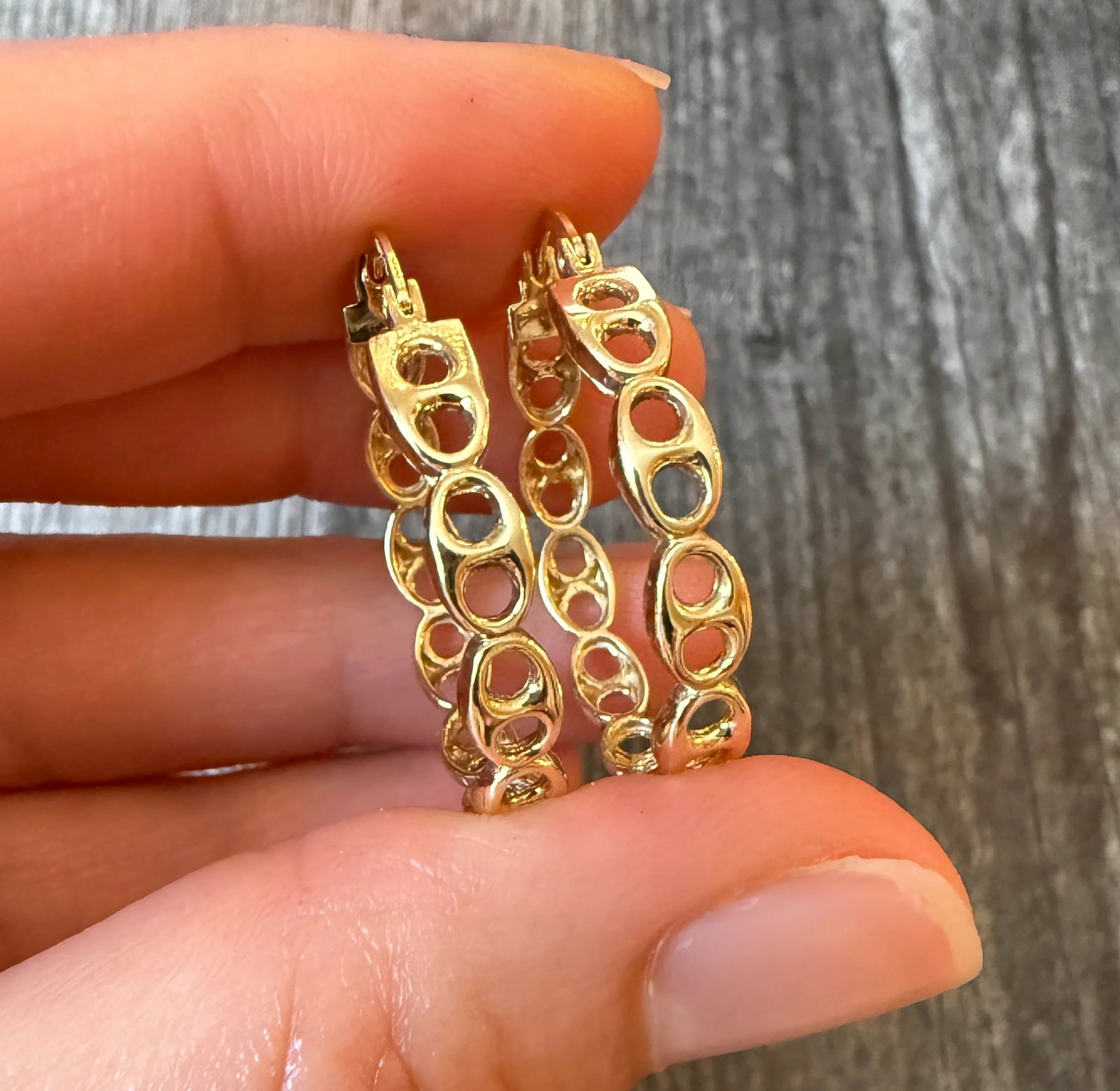 Mariner Link 10K Gold Hoop Earrings (S): Metal: 10K Yellow GoldWeight: 4.7 gramsMeasurements: 1.2 inches longMarkings: "10K"Condition: In very good condition with some minor surface wear Follow us on Instagram @alphaomegajewelry for the