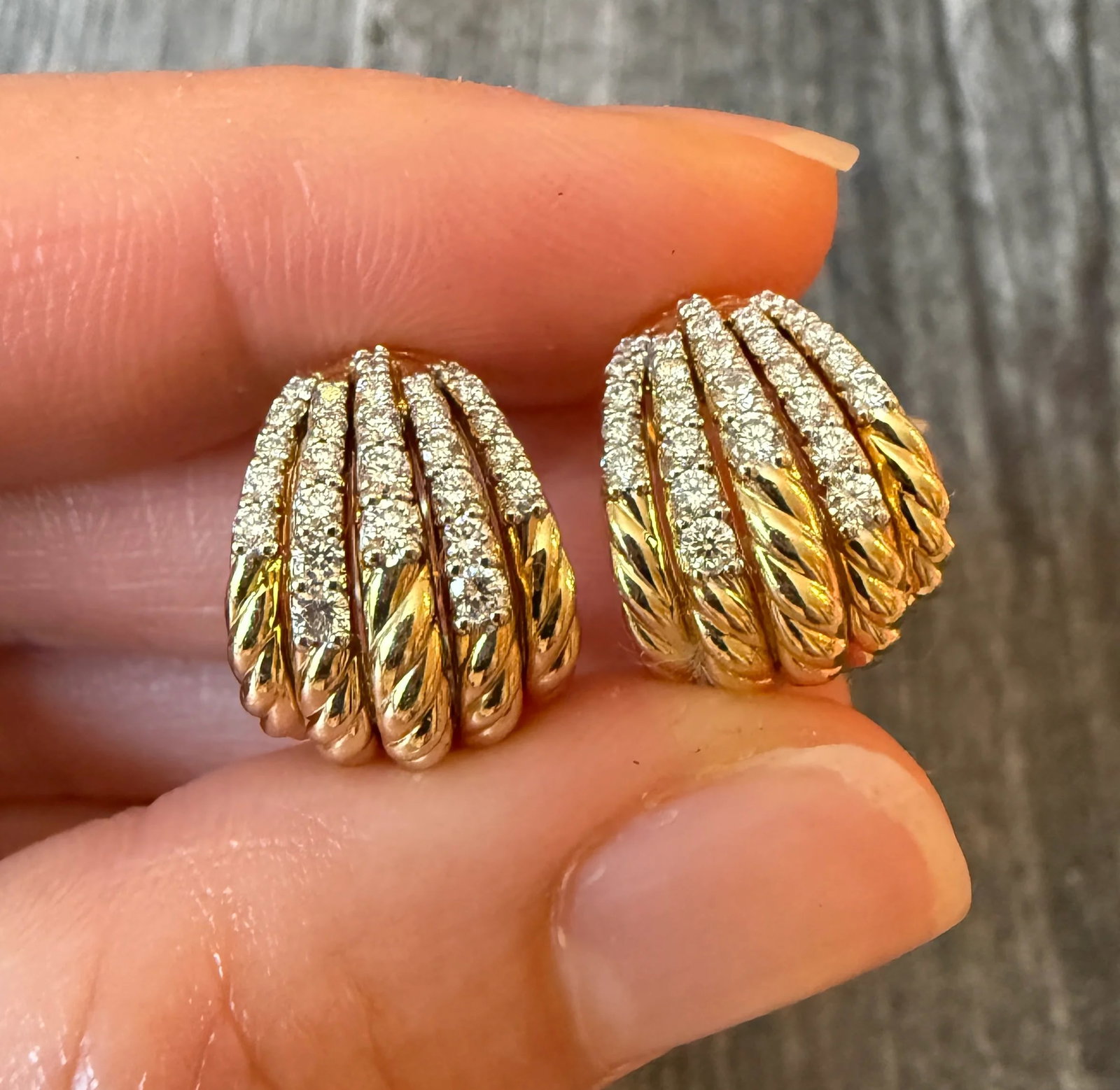 David Yurman Wide Diamond Huggie Earrings in 18K Gold (S): Metal: 18K Yellow GoldWeight: 10.9 gramsMeasurements: 0.55 inches long by 0.5 inches wideMarkings: "D.Y 750"Condition: In very good condition with some minor surface wear Follow us on Instagram