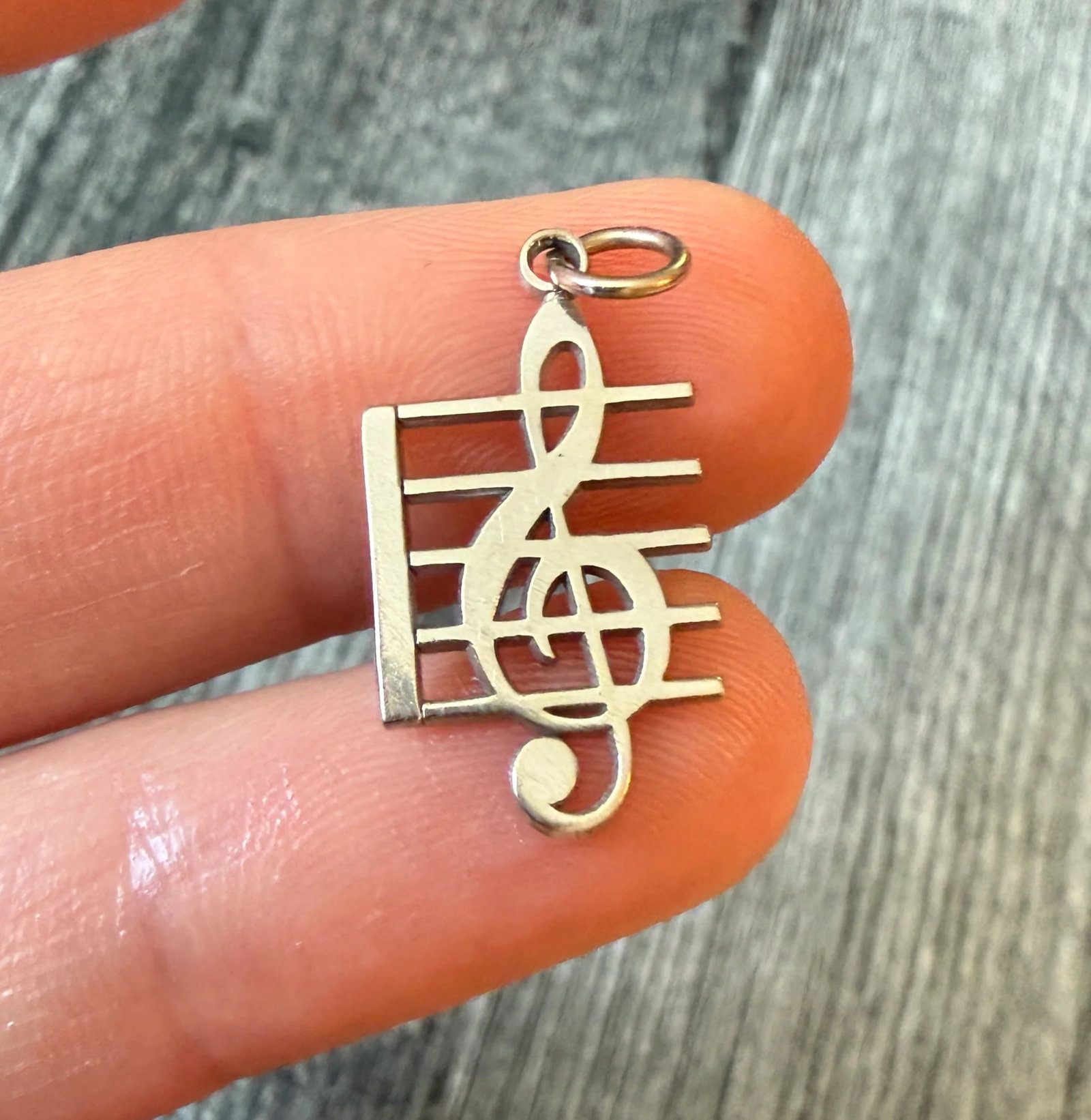 Musical Note Charm in 14K White Gold: Metal: 14K White Gold Weight: 1 gramMeasurements: 0.8 inches long by 0.5 inches wideMarkings: "SARO14K"Condition: In good condition with some minor surface wear Follow us on Instagram @alphaomegajewel