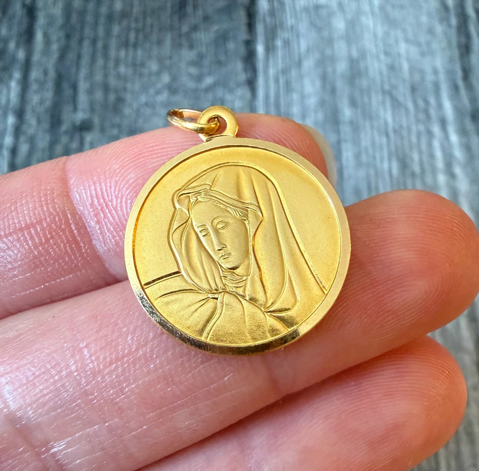 Uno A Erre 18K Gold Virgin Mary Charm: Metal: 18K Yellow Gold Weight: 2.4 gramsMeasurements: 0.8 inch diameterMarkings: "Uno A Erre 750"Condition: In good condition with some minor surface wear Follow us on Instagram @alphaomegajewelry for