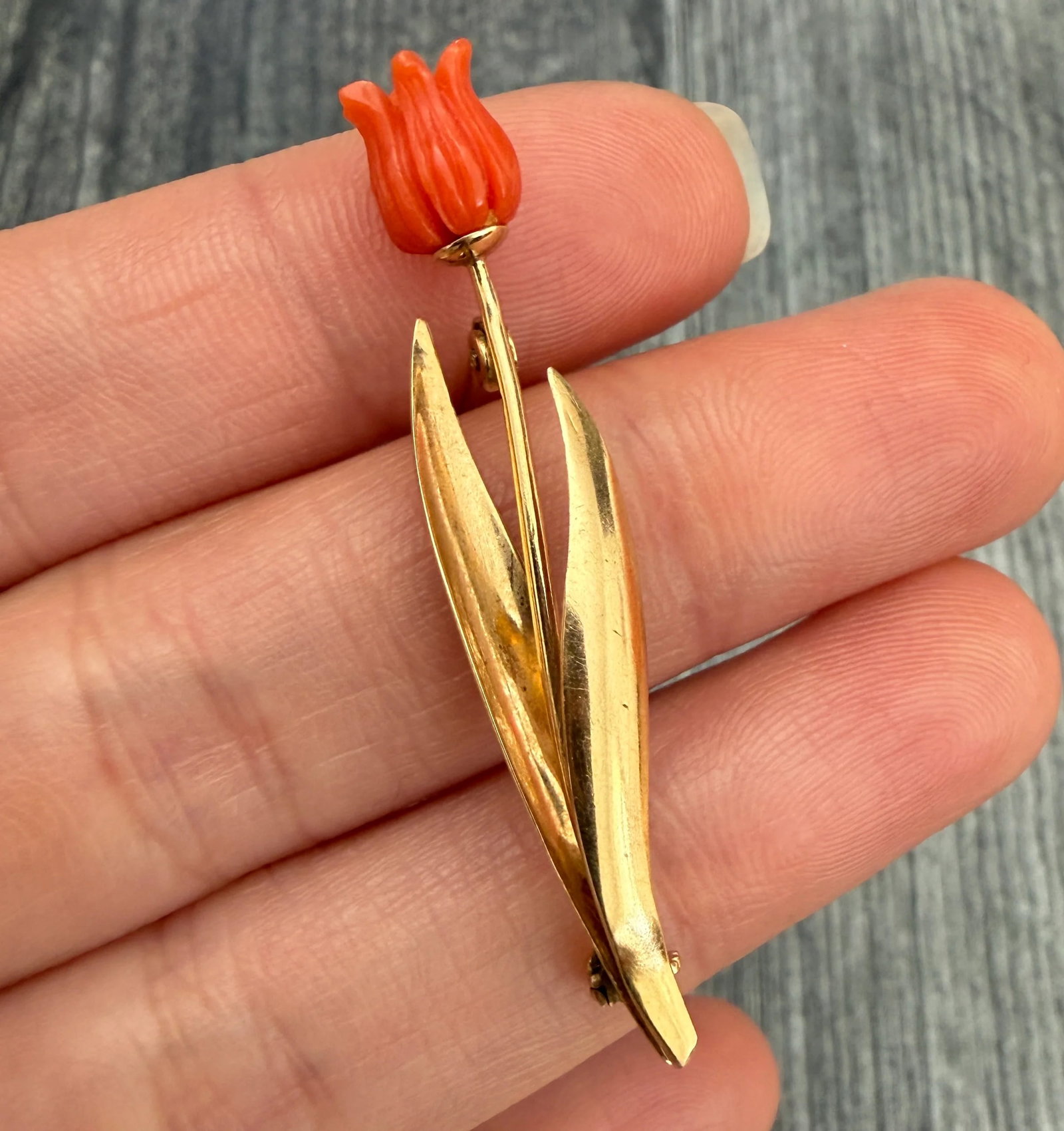 Carved Coral Tulip and 14K Gold Pin: Metal: 14K Yellow Gold (acid tested)Weight: 2.8 gramsMeasurements: 1.8 inches long by 0.35 inches wideMarkings: NoneCondition: In good vintage condition with some minor surface wearFollow us on Instag