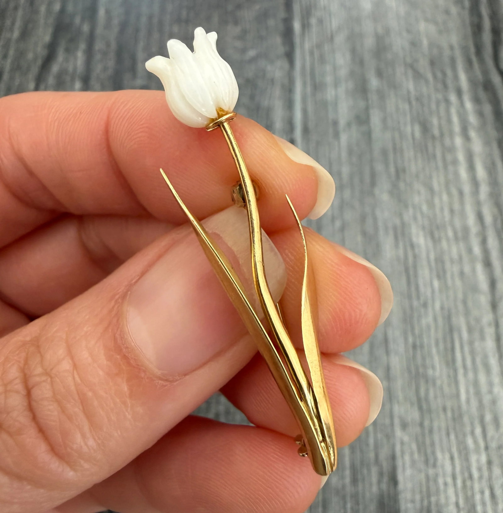 Vintage Carved White Coral and 18K Gold Tulip Pin: Metal: 18K Yellow Gold (acid tested)Weight: 2.7 gramsMeasurements: 1.75 inches long by 0.5 inches wideMarkings: "18K"Condition: In very good vintage condition with some minor surface wearFollow us on 