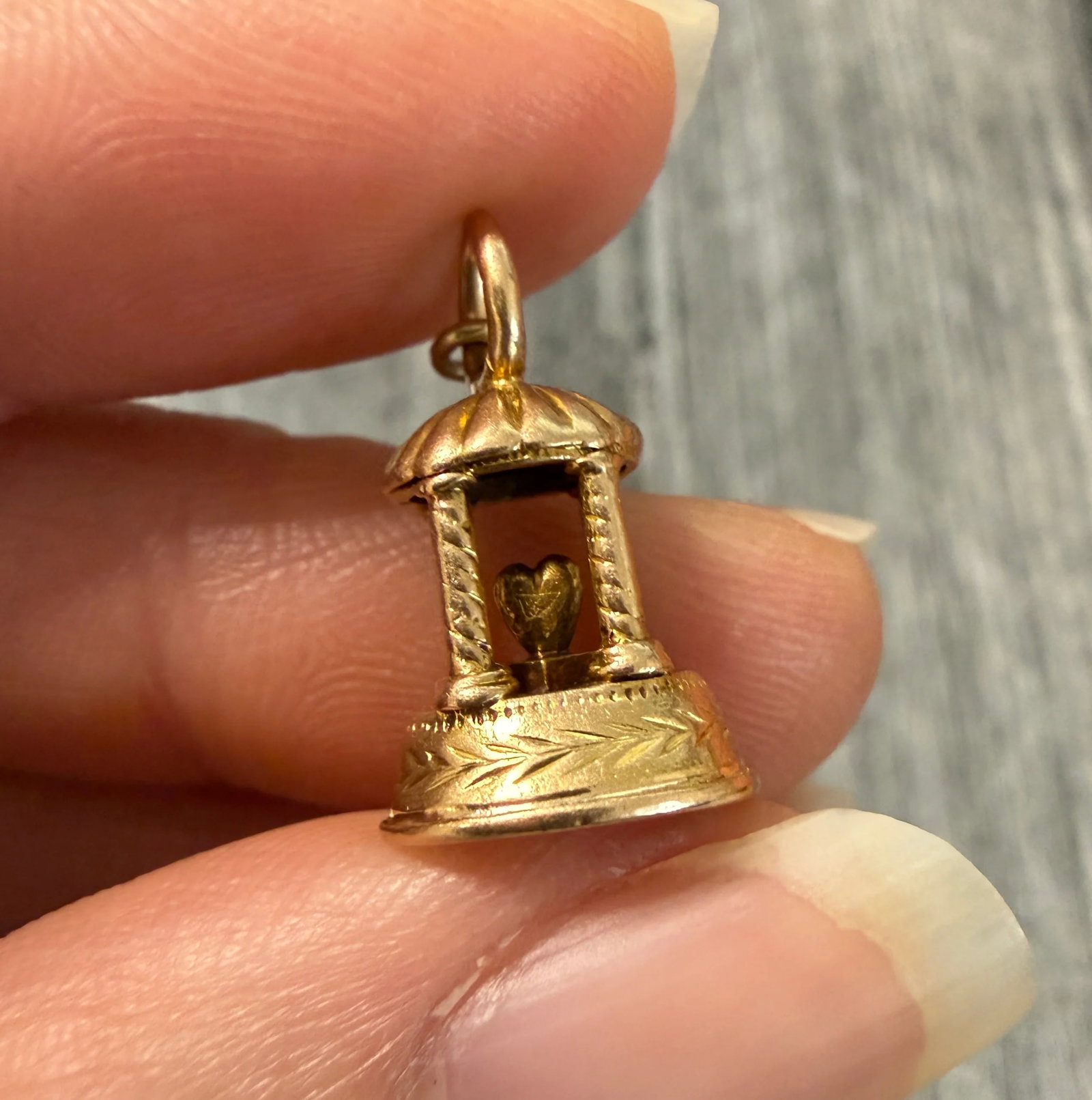 Vintage 14K Gold Heart Inside a Gazebo or Building Charm: Metal: 14K Yellow Gold Weight: 2.7 gramsMeasurements: 0.5 inches long by 0.3 inches wideMarkings: "14K"Condition: In very good vintage condition with some minor surface wear consistent with