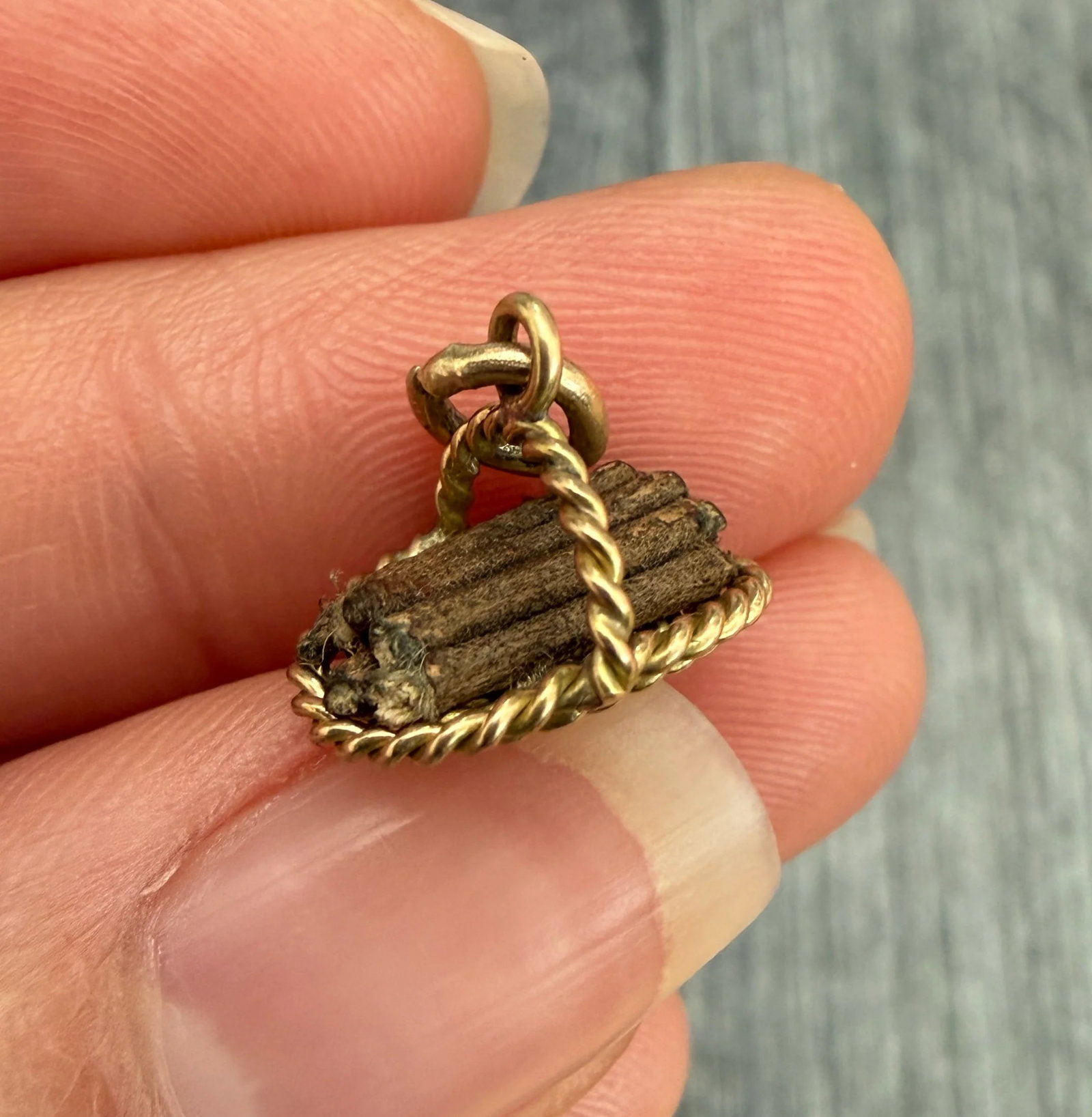 Vintage 14K Gold Basket of Logs Charm: Metal: 14K Yellow Gold Weight: 1.5 gramsMeasurements: 0.35 inches long by 0.55 inches wideCondition: In good vintage condiiton with some minor surface wear consistent with ageFollow us on Instagram