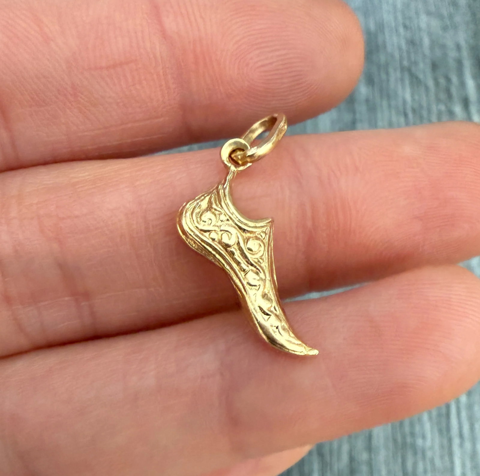 Vintage 18K Gold Curled Toe Shoe Charm: Metal: 18K Yellow Gold Weight: 1.1 gramsMeasurements: 0.7 inches long by 0.35 inches wide Markings: "750"Condition: In good vintage condition with some minor surface wear consistent with ageFollow us