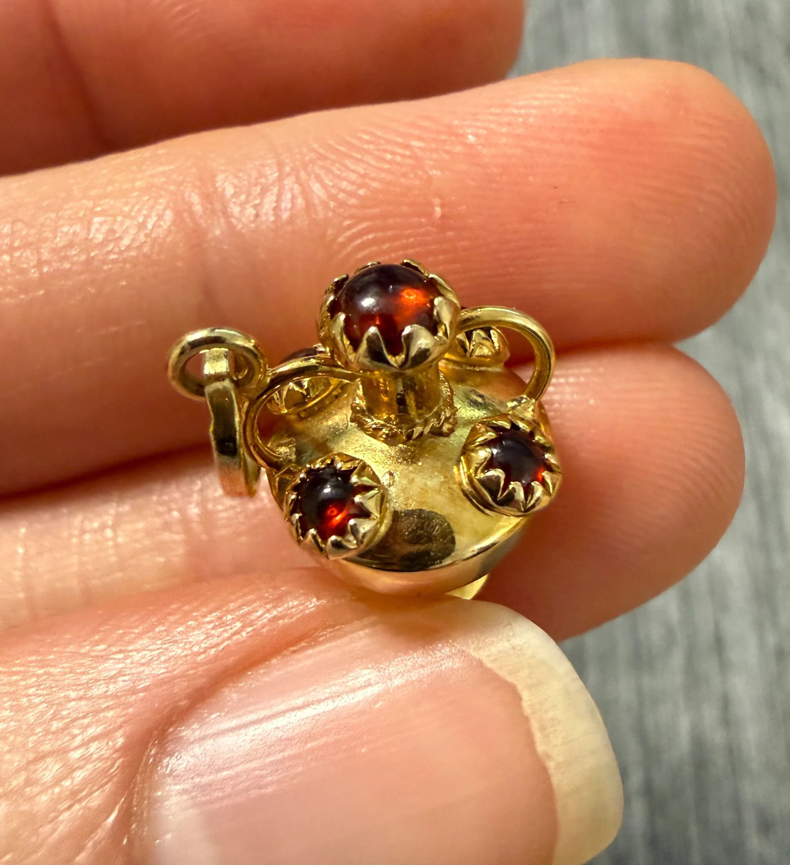 Vintage Garnet and 14K Gold Urn Vase Charm: Metal: 14K Yellow Gold Weight: 2.5 grams Measurements: 0.55 Inches by 0.5 inches wideMarkings: "14K Italy"Condition: In very good vintage condition with some minor surface wear.