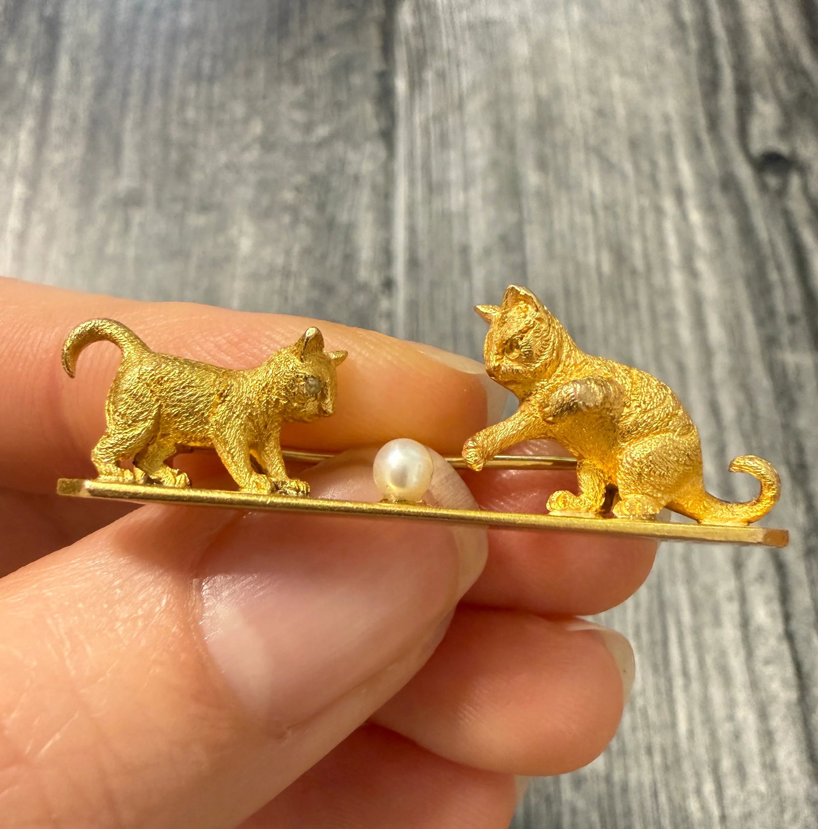 Antique 14K Gold Playing Cats Brooch: Metal: 14K Yellow Gold (acid tested)Weight: 8.4 gramsMeasurements: 0.5 inches by 1.65 inches wideCondition: A small rose cut diamond eye is missing but it's hardly noticeable when wornFollow us on Ins