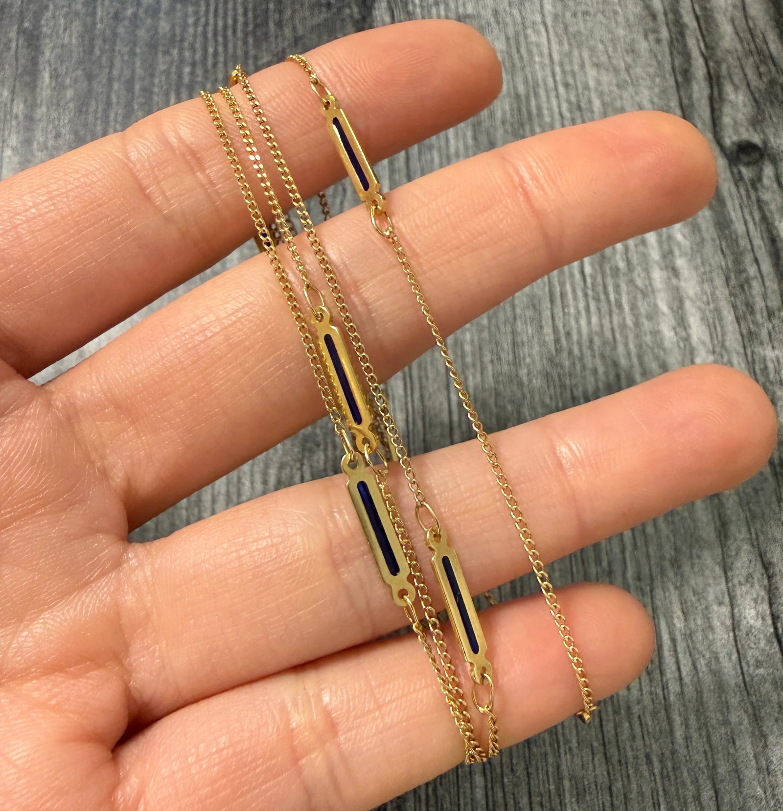 Uno A Erre 18K Gold and Blue Enamel Bar Link Station Chain, 28.5" Long: Metal: 18K Yellow GoldWeight: 6 gramsMeasurements: 28.5 inches long by 2.9 mm wideMarkings: "Uno A Erre 750"Condition: In good condition with some minor surface wearFollow us on Instagram @alphaomegaj