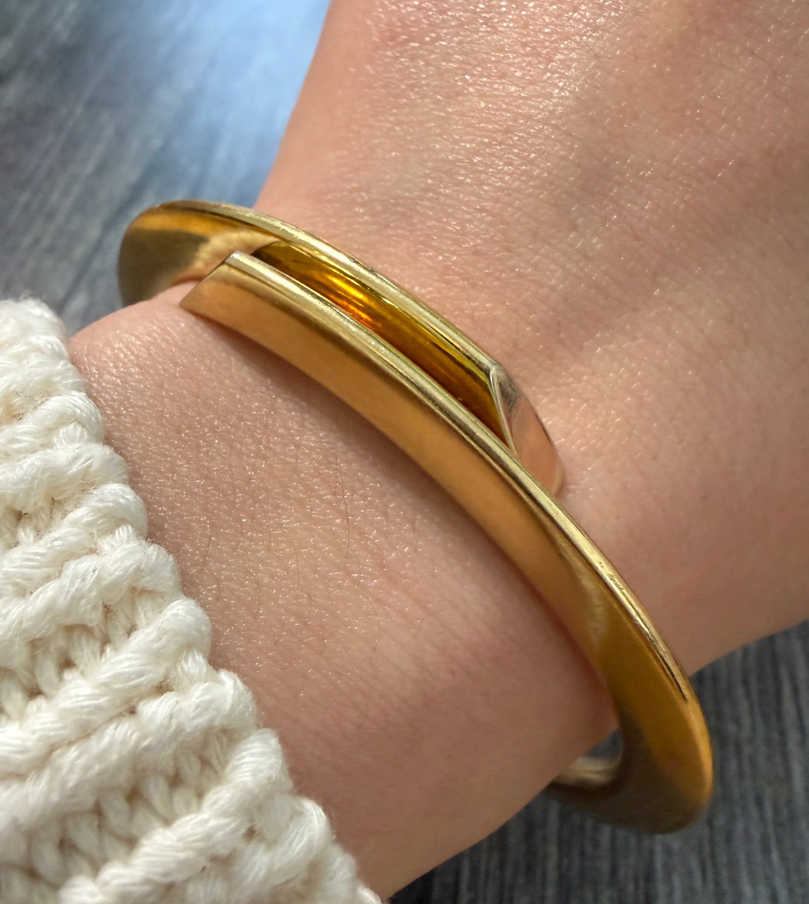 H. Stern 18K Gold Straight Edge Bypass Cuff Bracelet, 2/2: Metal: 18K Yellow Gold Weight: 24.6 gramsInner circumference: 6.75 inches Inner diameter: 2 inches long by 2.35 inches wide Markings: "750" and maker's markCondition: In very good condition with some 