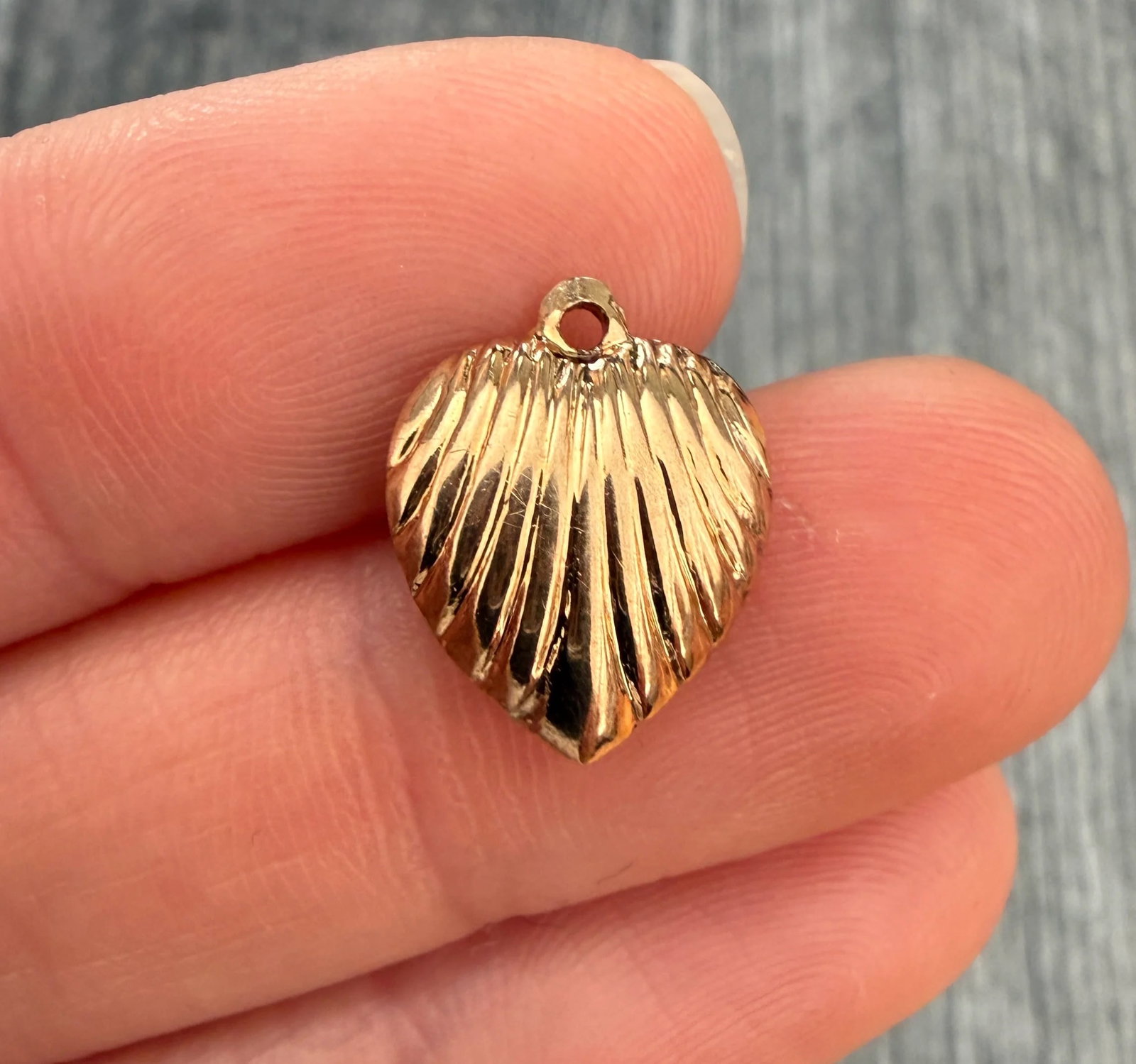 Vintage 14K Gold Shell Heart Charm (1 of 1)