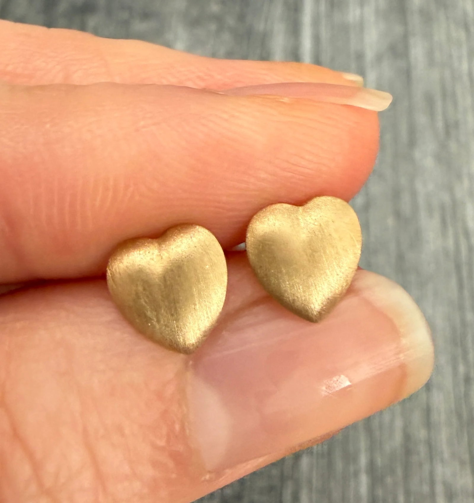 Satin Finish 14K Gold Heart Stud Earrings: Metal: 14K Yellow Gold Weight: 0.8 gramsMeasurements: 0.35 inches long by 0.3 inches wideMarkings: "585 14K"Condition: In very good condition with some minor surface wearFollow us on Instagram @alphao