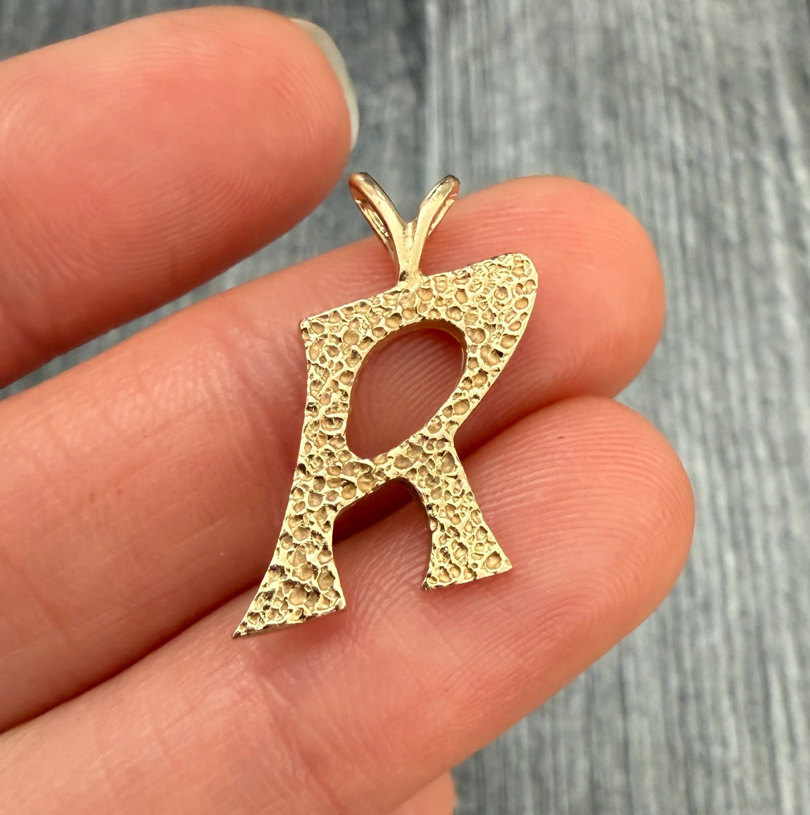 Funky Vintage 14K Gold Initial R Charm: Metal: 14K Yellow GoldWeight: 1.9 gramsMeasurements: 0.7 inches long by 0.5 inches wideMarkings: NoneCondition: In good vintage condition with some minor surface wear.Follow us on Instagram @alphaomeg
