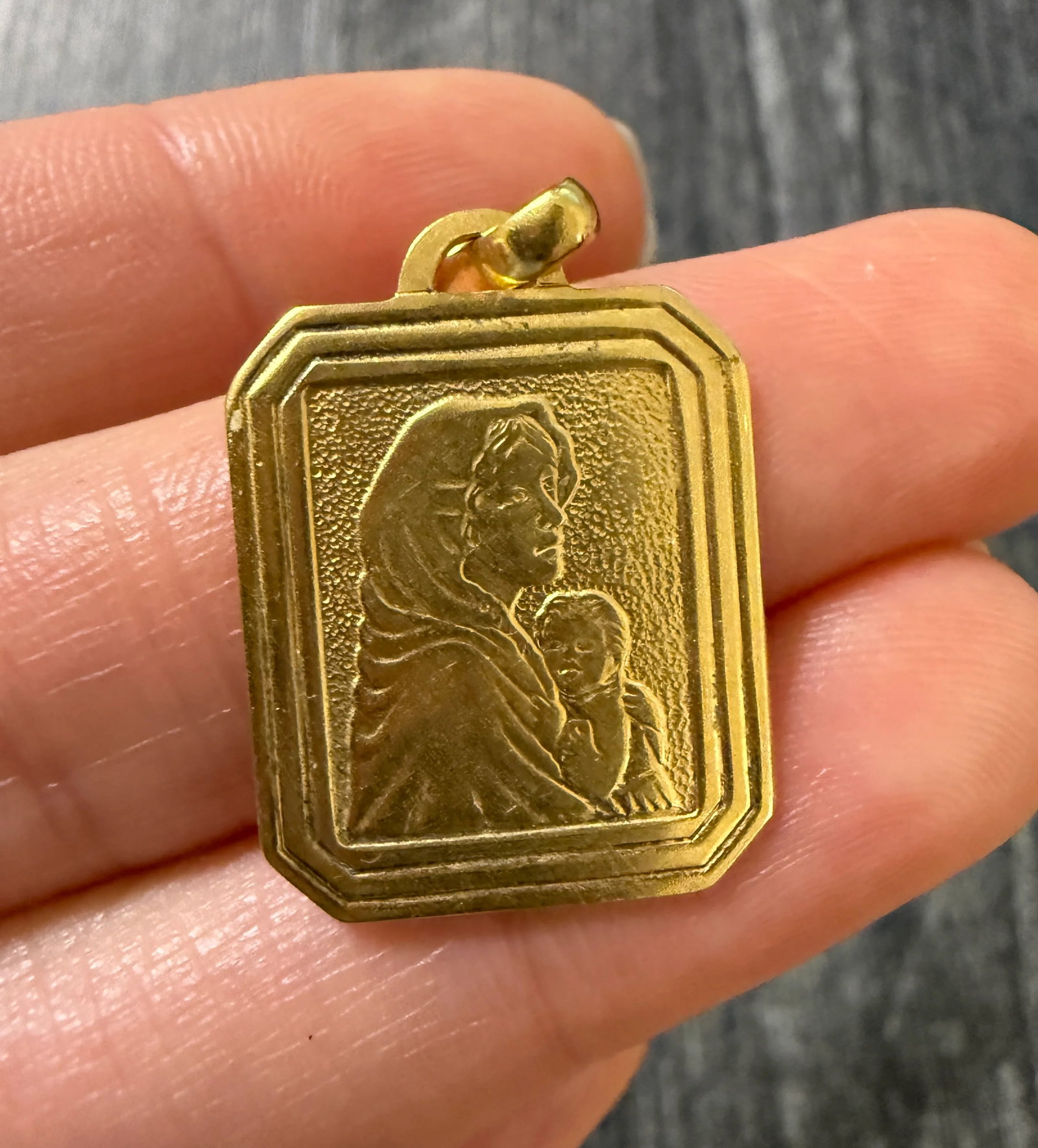 Vintage 18K Gold Mary and Child Framed Pendant: Metal: 18K Yellow Gold Weight: 4.2 gramsMeasurements: 0.9 inches long by 0.75 inches wideMarkings: "750"Condition: In good condition with some minor surface wear. Follow us on Instagram @alphaomegajew