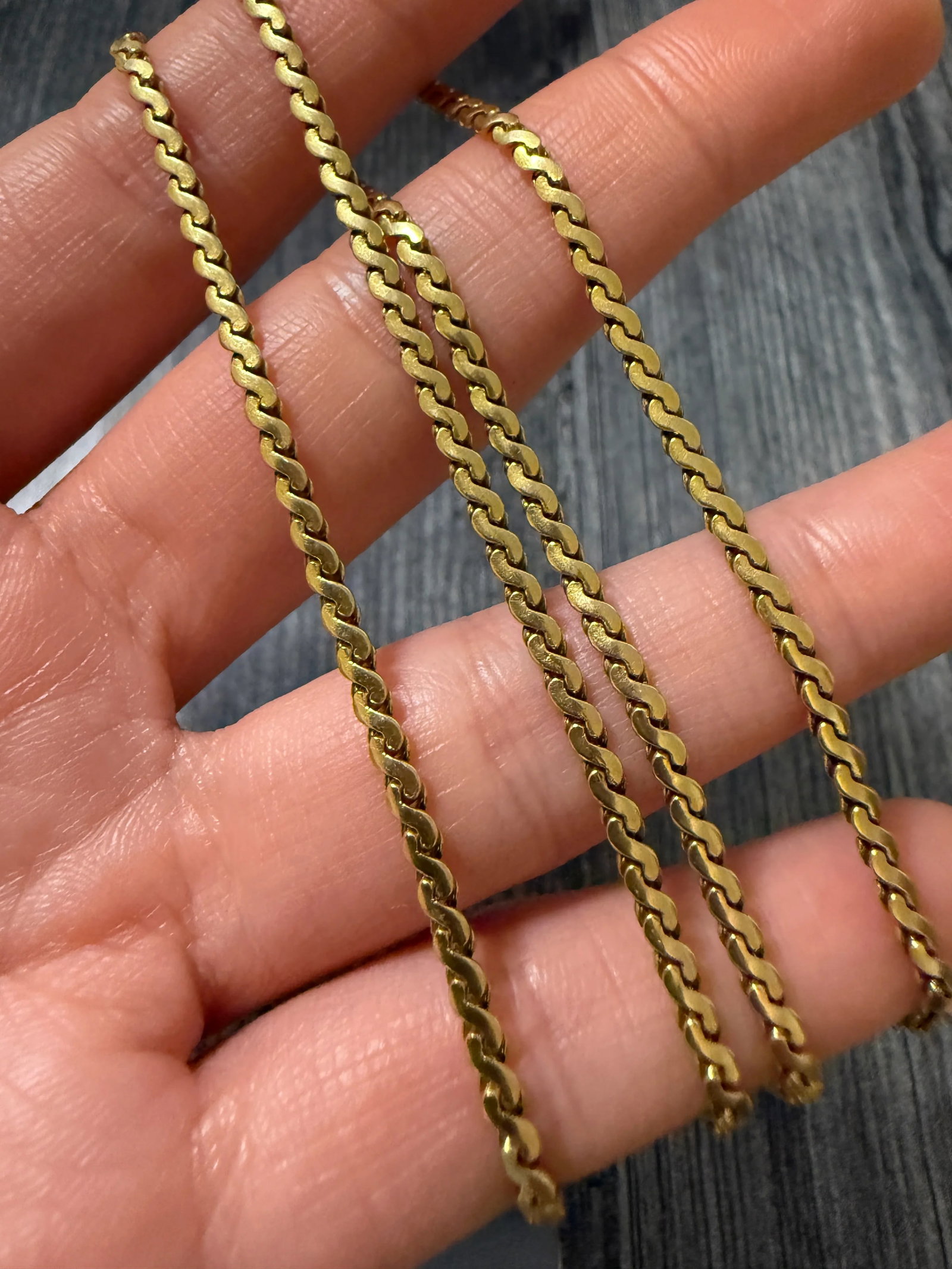 Vintage 18K Gold Uno A Erre "S" Link Chain, 22" Long: Metal: 18K Yellow GoldWeight: 17.4 gramsMeasurements: 22 inches long by 2.5 mm wideMarkings: "750 UNO A.R. ITALY"Condition: In very good condition with some minor surface wear consistent with age. Ple