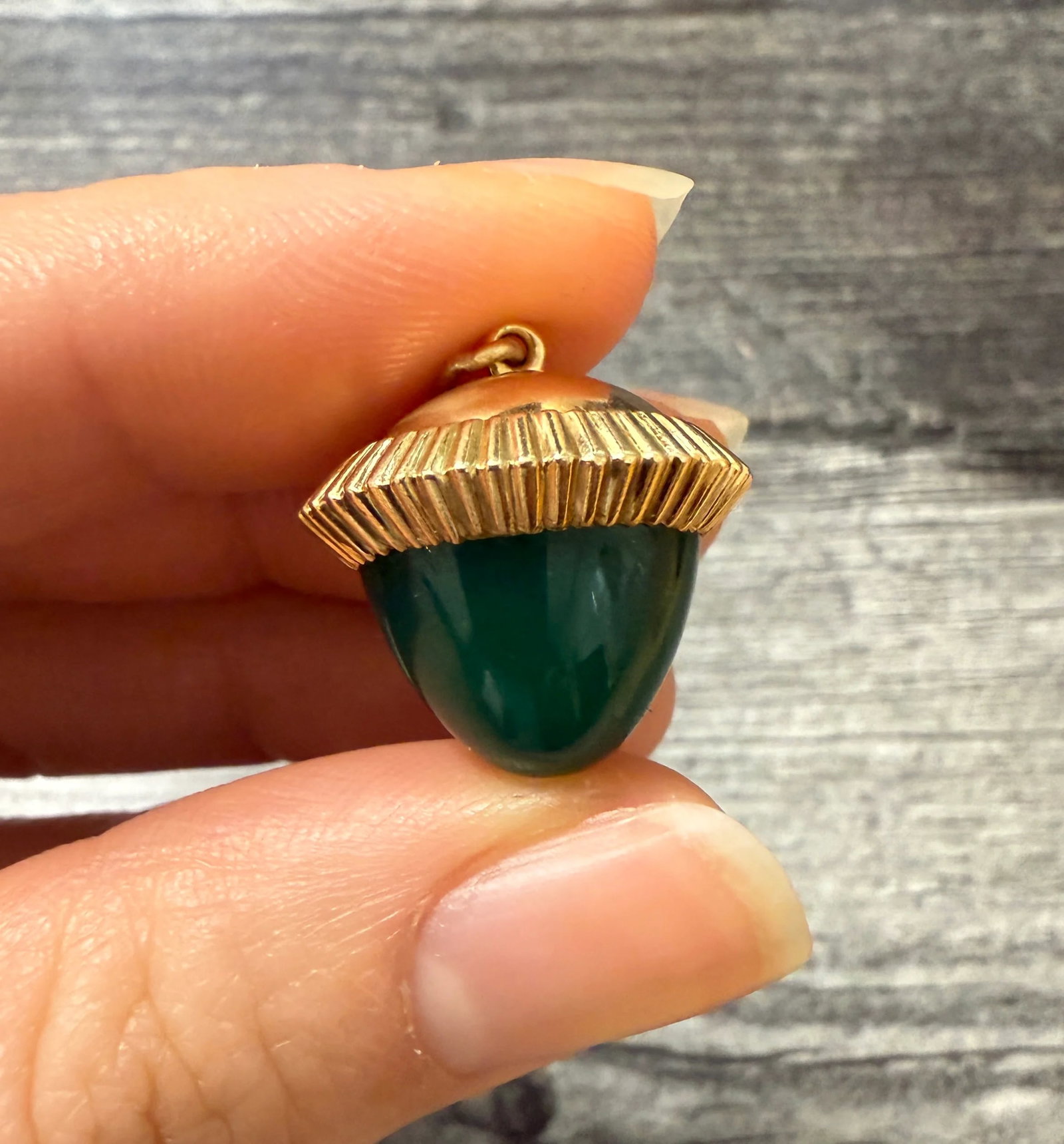 Vintage Carved Green Onyx and 18K Gold Acorn Charm: Metal: 18K Yellow Gold (acid tested)Weight: 7.2 gramsMeasurements: 0.8 inches long by 0.8 inches wideMarkings: NoneCondition: In very good condition with some minor surface wear consistent with age. F