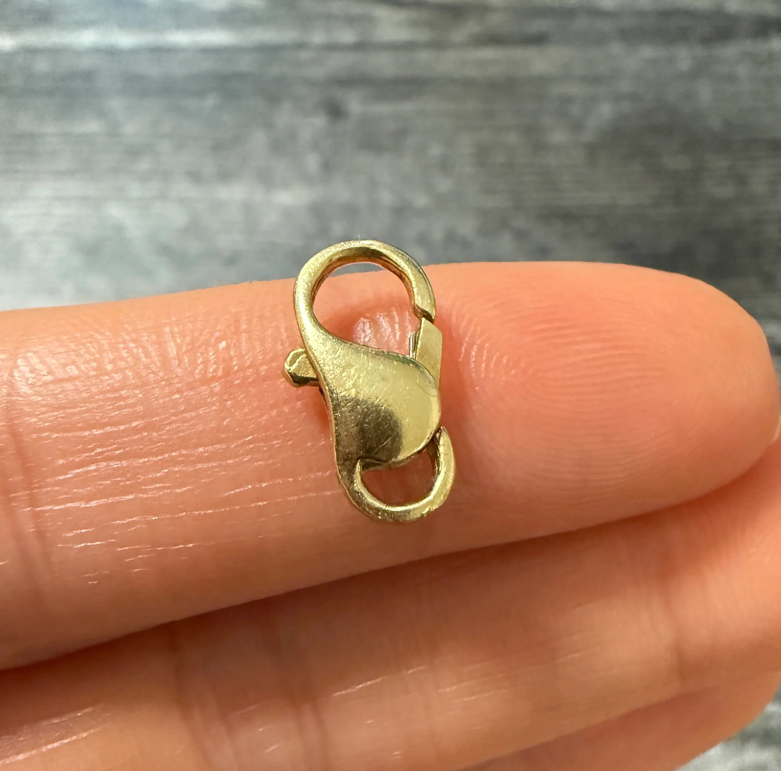 Vintage 14K Gold Rounded Lobster Clasp (Y): Metal: 14K Yellow Gold (acid tested)Weight: 1.1 gramsMeasurements: 0.55 inches long by 0.3 inches wideMarkings: NoneCondition: In very good condition with some minor surface wear consistent with age. 