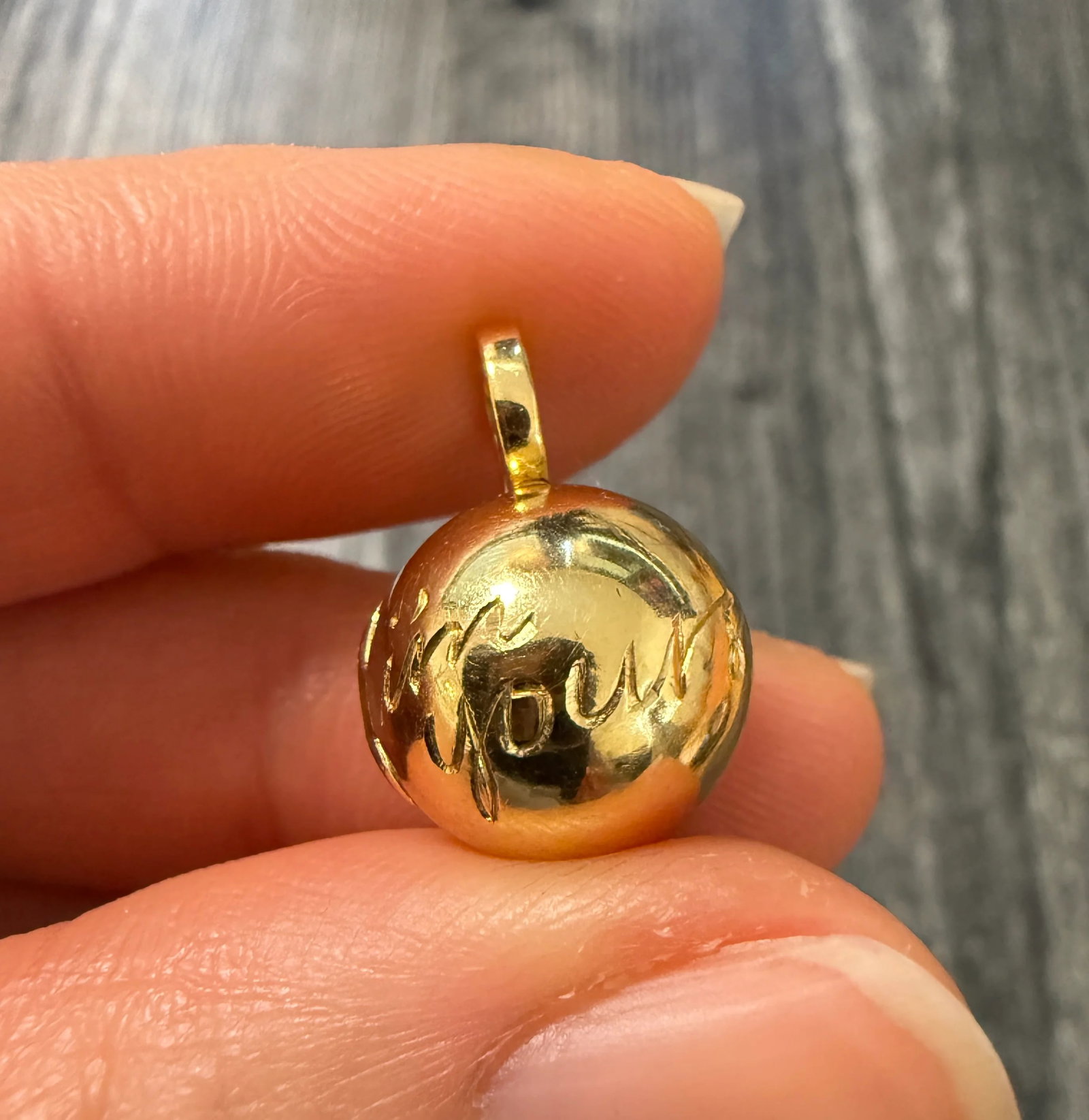 18K Gold Orb Locket Inscribed "I'm Yours": Metal: 18K Yellow Gold Weight: 6.7 gramsMeasurements: 0.5 inch diameterMarkings: "DW 750"Condition: In very good condition with some minor surface wear. Please note the chain in the photos is NOT incl