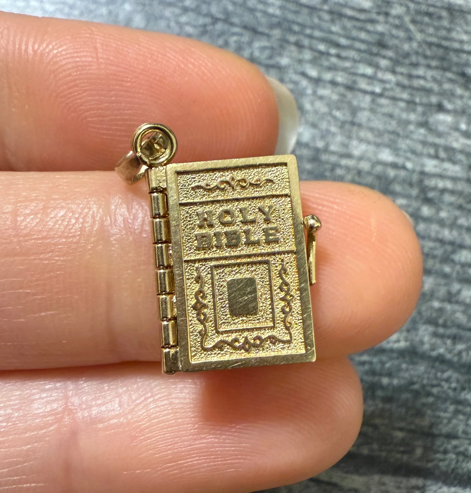 14K Gold Holy Bible Book Charm with Lord's Prayer: Metal: 14K Yellow Gold Weight: 3.3 gramsMeasurements: 0.65 inches long by 0.45 inches wideMarkings: "14K"Condition: In very good condition with some minor surface wear consistent with age. Follow us o