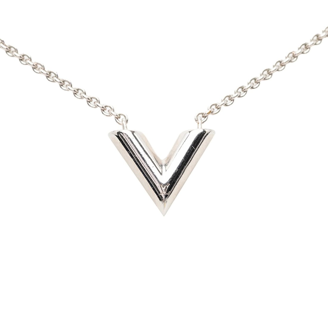 Louis Vuitton Essential V Necklace M63197 Silver Metal Women's LOUIS VUITTON: --- Catalog ---Category: SizePendant Size: 15.8mm x 16.2mm / 0.62'' x 0.63''Neck Circumference: 46.5 cm / 18.3''Category: DesignColor: SilverGender: WomenMaterial: MetalNecklace Type: NecklaceCategory
