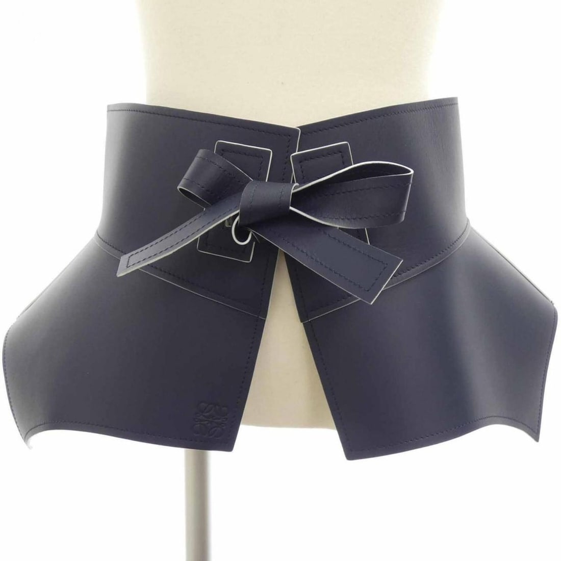 Loewe S540244X02 Belt: --- Catalog ---Category: SizeWidth: 27cm / 10.62''Length: 77cm / 30.31''Category: DesignType: Ribbon beltColor: NavyGender: WomenCategory: GeneralBrand: LoeweModel: S540244X02--- Item List ---Section:
