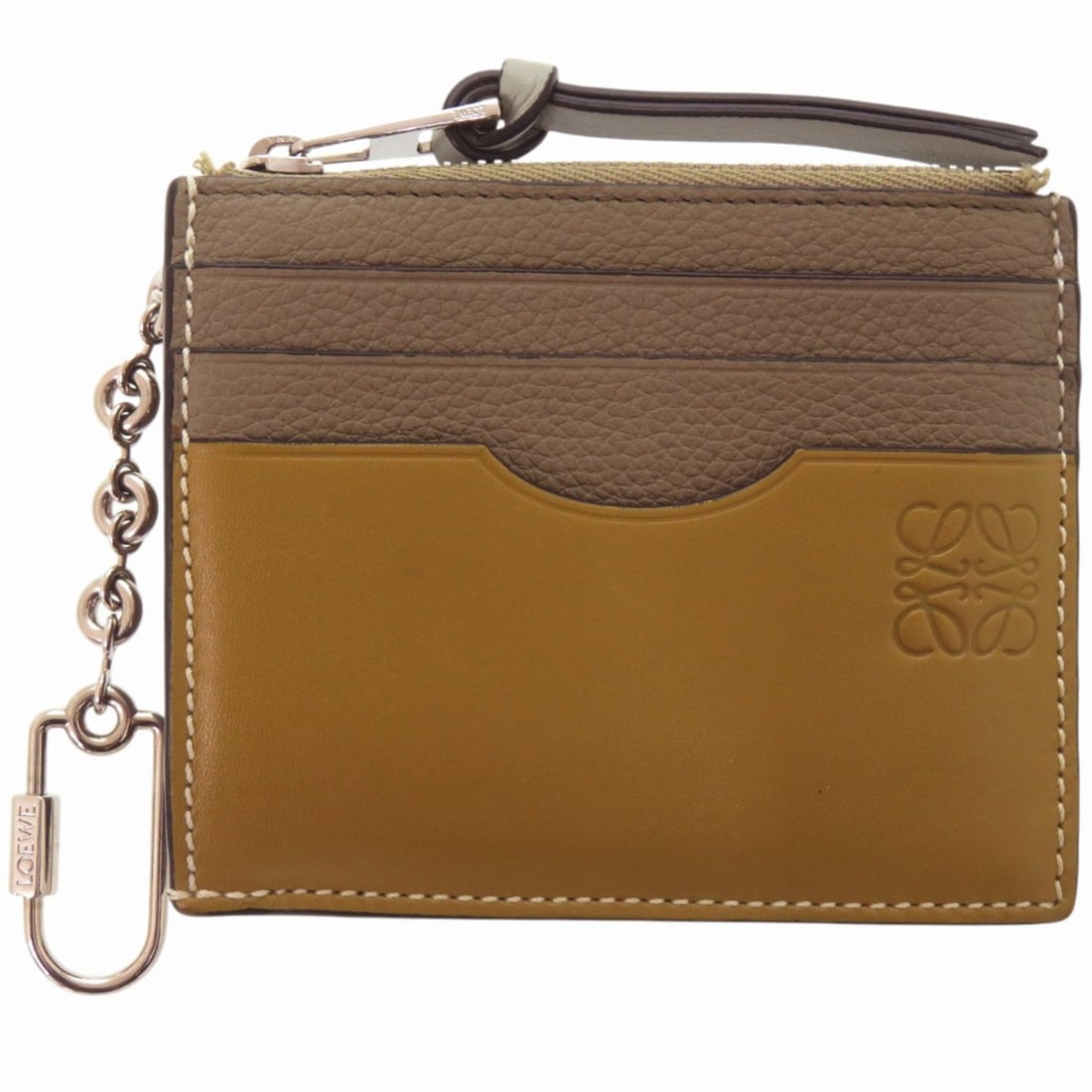 Loewe Anagram Square Wallet with Key Hook C821B35X01 Calfskin Khaki Wallet/Coin Case 1227LOEWE: --- Catalog ---Category: SizeSize (HxWxD): 9cm x 10.5cm x 2cm / 3.54'' x 4.13'' x 0.78''Category: DesignType: Coin purse/coin caseColor: KhakiGender: WomenMaterial: Leather Leather/Fur Type: CalfskinC