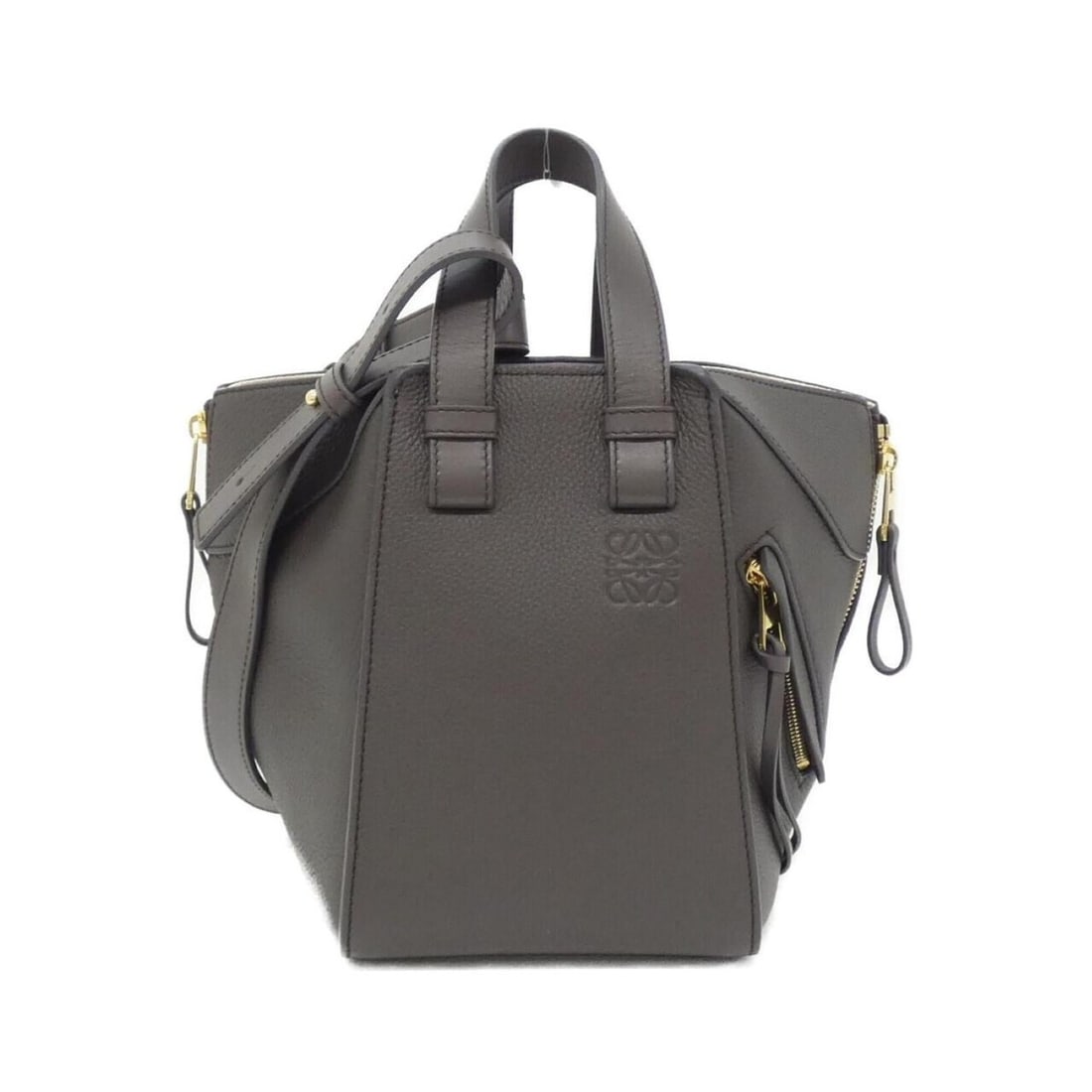 Loewe Hammock Compact A538H13X03 Shoulder Bag: --- Catalog ---Category: SizeWeight: 540g / 1.19lb.Size (HxWxD): 20cm x 24cm x 20.5cm / 7.87'' x 9.44'' x 8.07''Strap Length: 96cm - 104cm / 37.79'' - 40.94''Handle Length: 23cm / 9.05''Category: