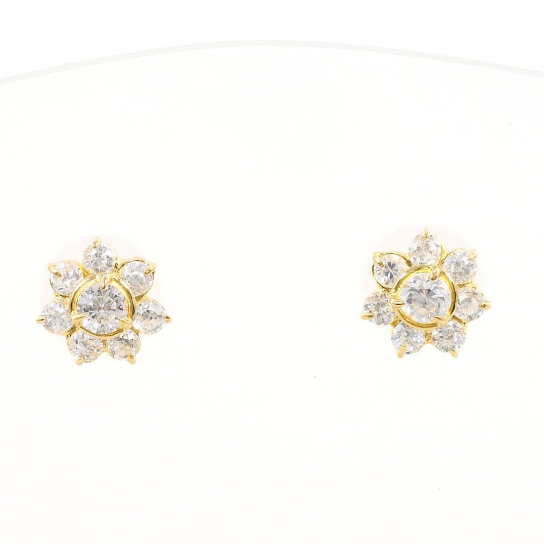 18K (18-karat) yellow gold earrings with cubic zirconia. Total weight 0.5g. Like new condition.: --- Catalog ---Category: SizeWeight: 0.5g / 0.01oz.Category: DesignType: Stud earringsColor: Yellow goldMetal: GoldStone: Cubic zirconiaGender: WomenMaterial: Yellow gold (18K)Metal Purity: 18KCategor