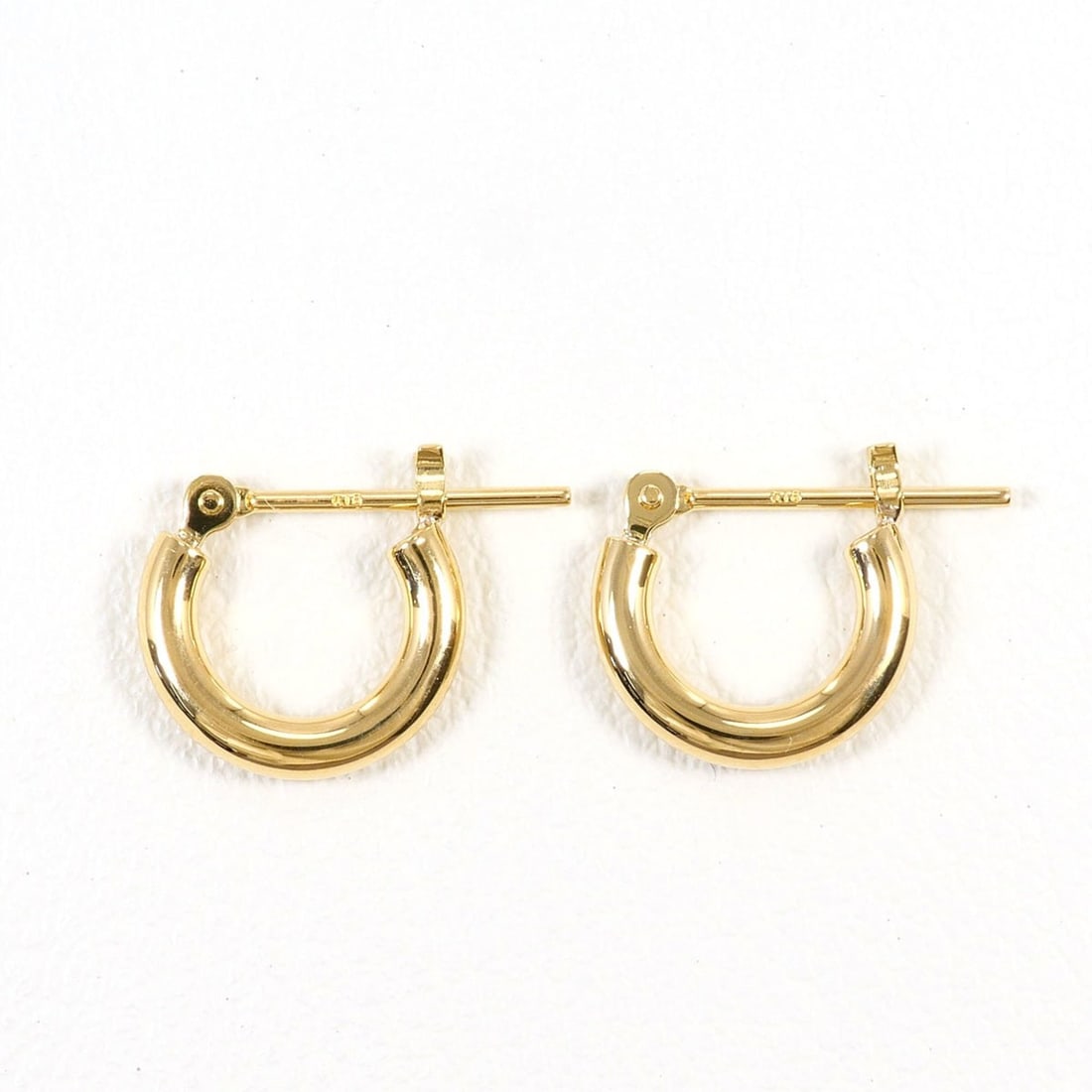 18K (18-karat) yellow gold earrings, total weight 0.5g, like new. (1 of 10)