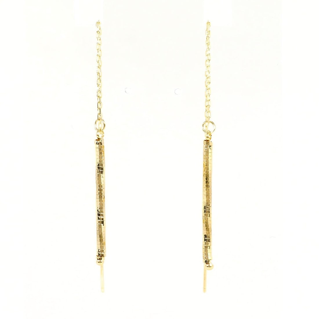 18K (18-karat) yellow gold earrings, total weight 1.0g, like new.: --- Catalog ---Category: SizeWeight: 1g / 0.03oz.Category: DesignType: Chain earringsColor: Yellow goldMetal: GoldGender: WomenMaterial: Yellow gold (18K)Metal Purity: 18KCategory: GeneralBrand: Unbra