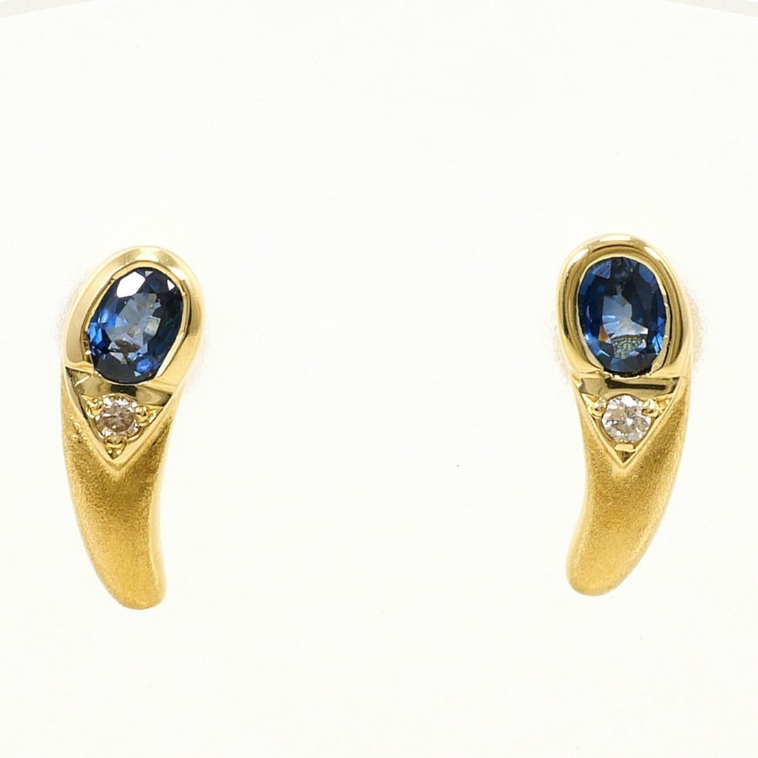 18K (18-karat) yellow gold earrings with 0.02ct diamond and sapphire. Total weight 1.9g. Like new: --- Catalog ---Category: SizeWeight: 1.9g / 0.06oz.Category: DesignType: Stud earringsColor: Yellow goldMetal: GoldStone: Diamond, SapphireGender: WomenMaterial: Yellow gold (18K)Metal Purity: 18KWeig