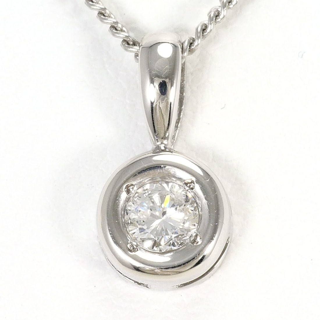PT900 Platinum / PT850 Necklace with 0.18ct Diamond, Certificate of Authenticity, Total Weight 4.1g,: --- Catalog ---Category: SizeWeight: 4.1g / 0.14oz.Pendant Size: 12mm x 7mm / 0.47'' x 0.27''Neck Circumference: 40 cm / 15.74''Category: DesignColor: PlatinumMetal: PlatinumStone: DiamondGender: Wome
