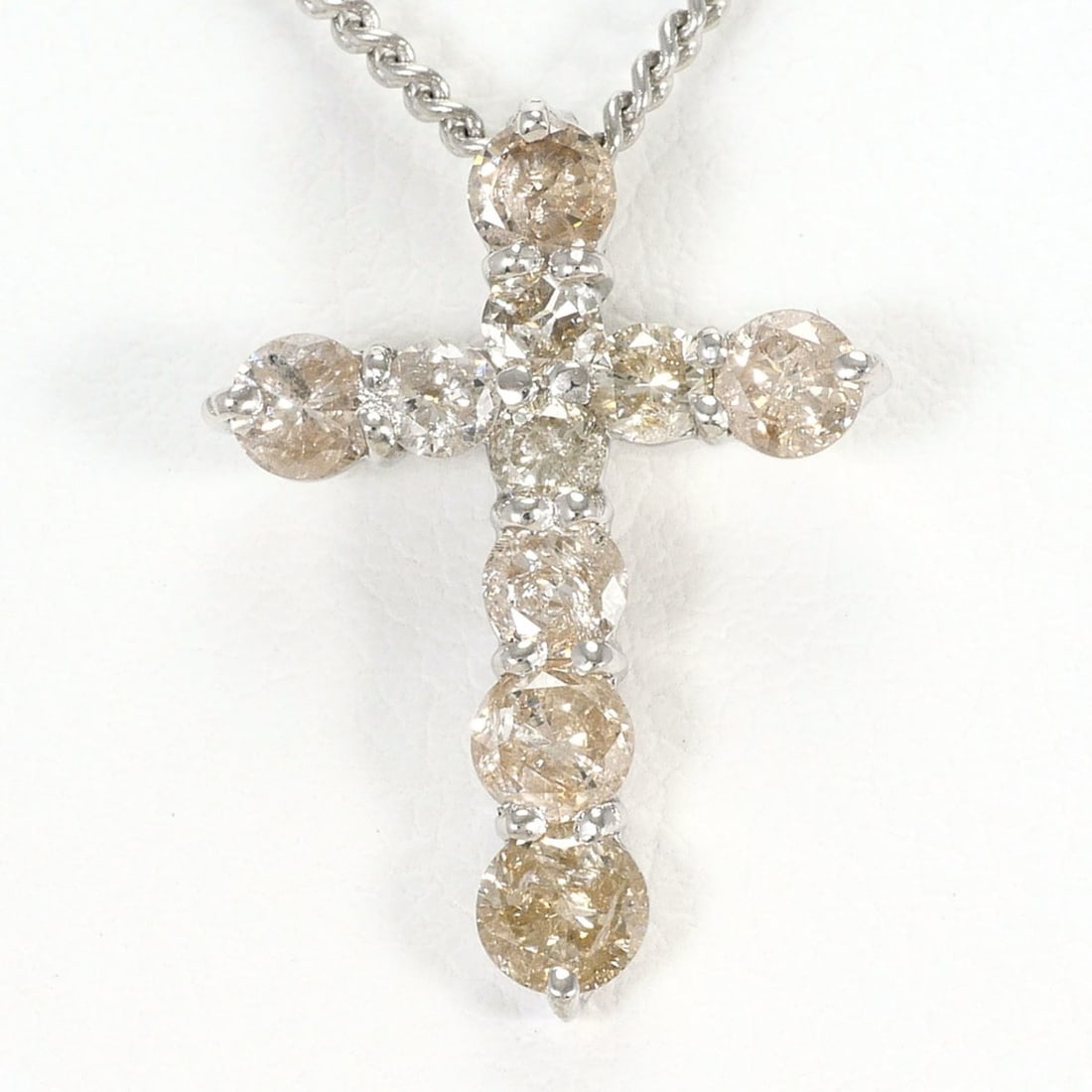 PT900 Platinum / PT850 Necklace with 1.0ct Diamond, Certificate of Authenticity, Total Weight 5.6g,: --- Catalog ---Category: SizeWeight: 5.6g / 0.19oz.Pendant Size: 19mm x 14mm / 0.74'' x 0.55''Neck Circumference: 40 cm / 15.74''Category: DesignColor: PlatinumMetal: PlatinumStone: DiamondGender: Wom