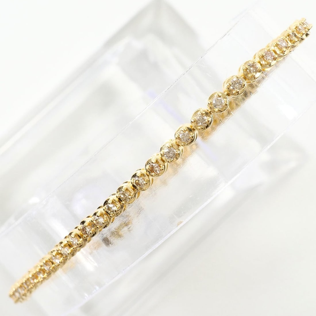 18K (18-karat) Yellow Gold Bracelet with 1.07ct Diamond, Certificate of Authenticity, Total Weight: --- Catalog ---Category: SizeLength: 18cm / 7.08''Weight: 6.7g / 0.23oz.Category: DesignType: Charm braceletColor: Yellow goldMetal: GoldStone: DiamondGender: WomenMaterial: Yellow gold (18K)Metal Pur