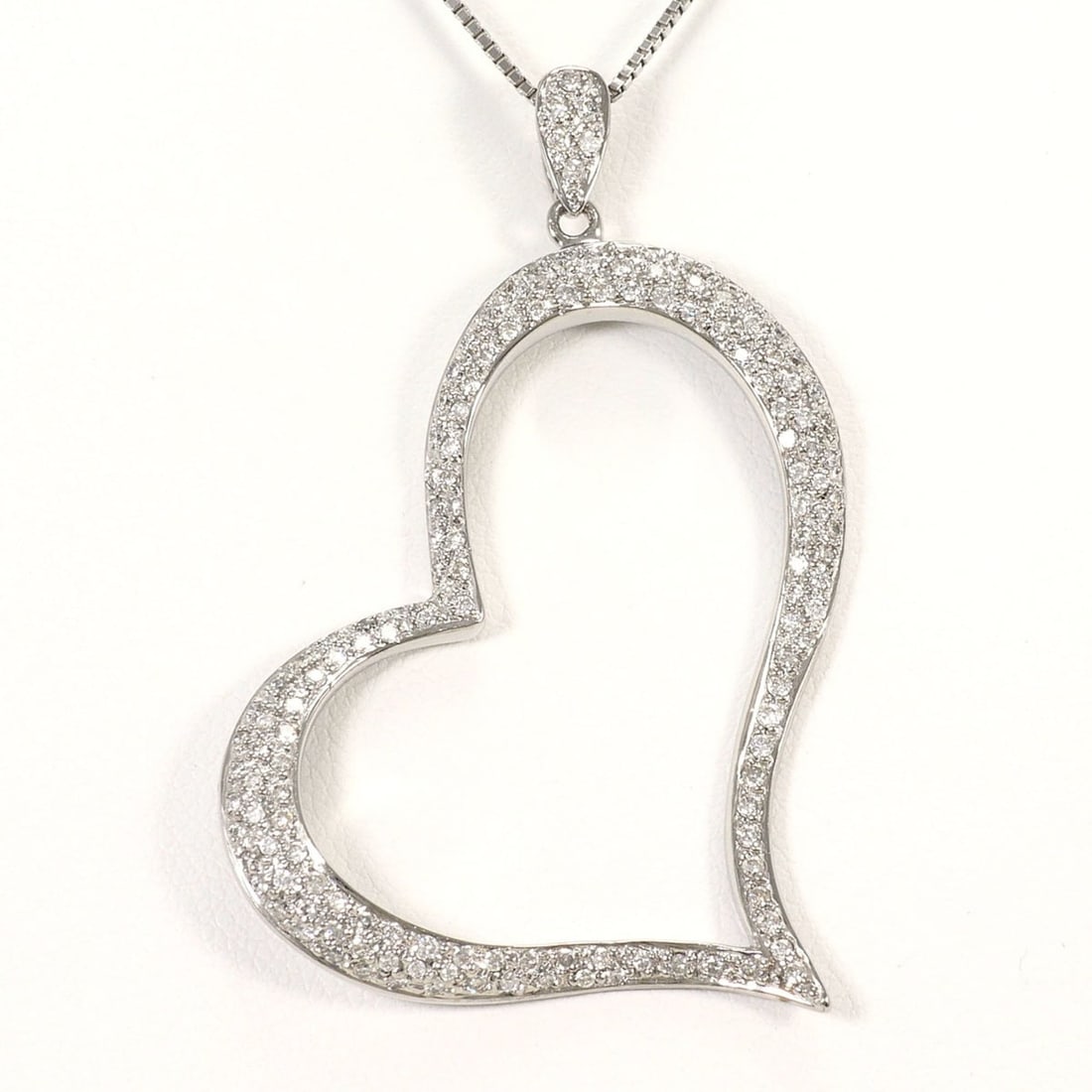 18K (18-karat white gold) necklace with 0.75ct diamond, includes appraisal certificate, total weight: --- Catalog ---Category: SizeWeight: 8g / 0.28oz.Pendant Size: 48mm x 39mm / 1.88'' x 1.53''Neck Circumference: 45 cm / 17.71''Category: DesignColor: White goldMetal: White GoldStone: DiamondGender: W
