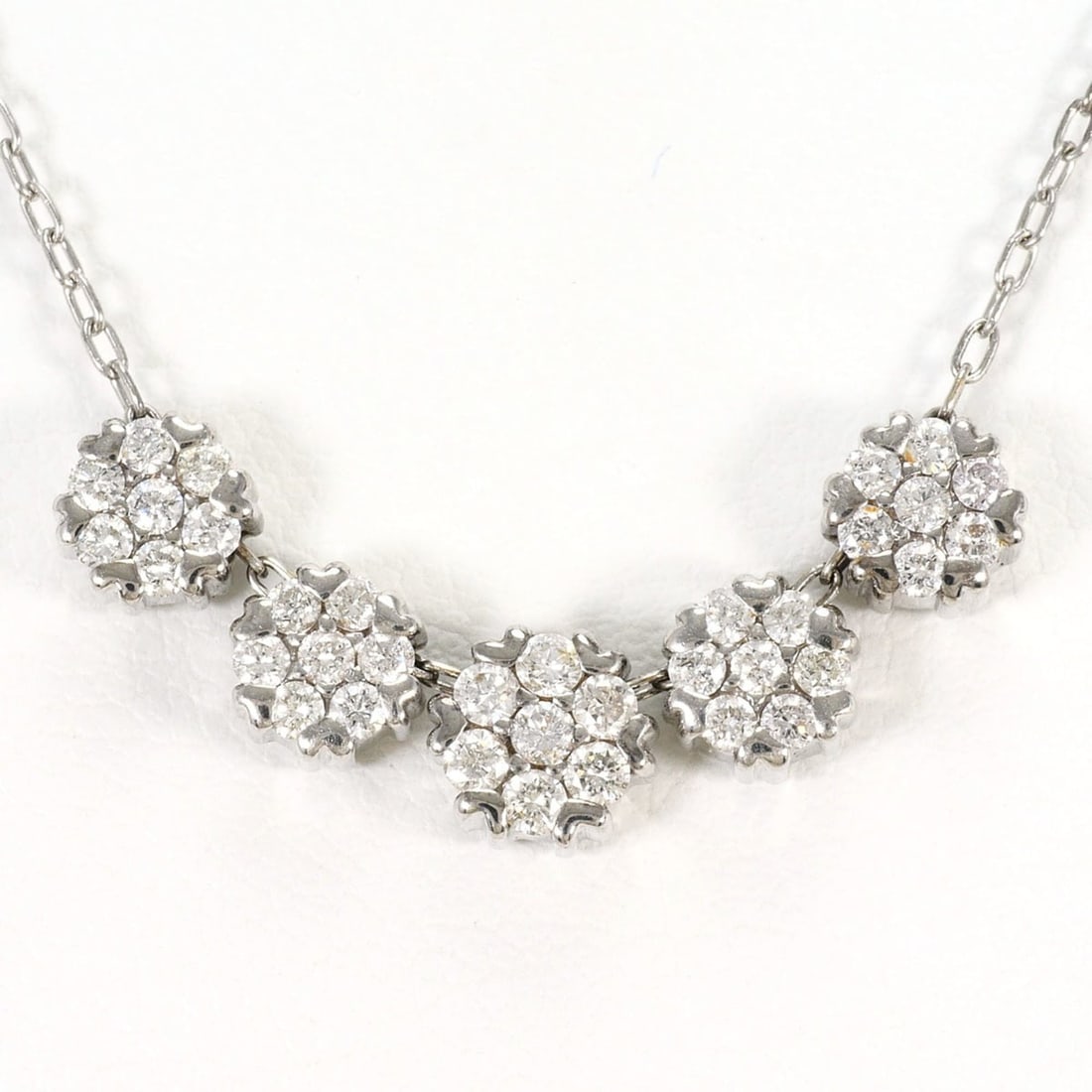 18K (18-karat white gold) necklace with 0.50ct diamond, includes appraisal certificate, total weight: --- Catalog ---Category: SizeWeight: 4.8g / 0.16oz.Pendant Size: 5mm x 33mm / 0.19'' x 1.29''Neck Circumference: 45 cm / 17.71''Category: DesignColor: White goldMetal: White GoldStone: DiamondGender: 