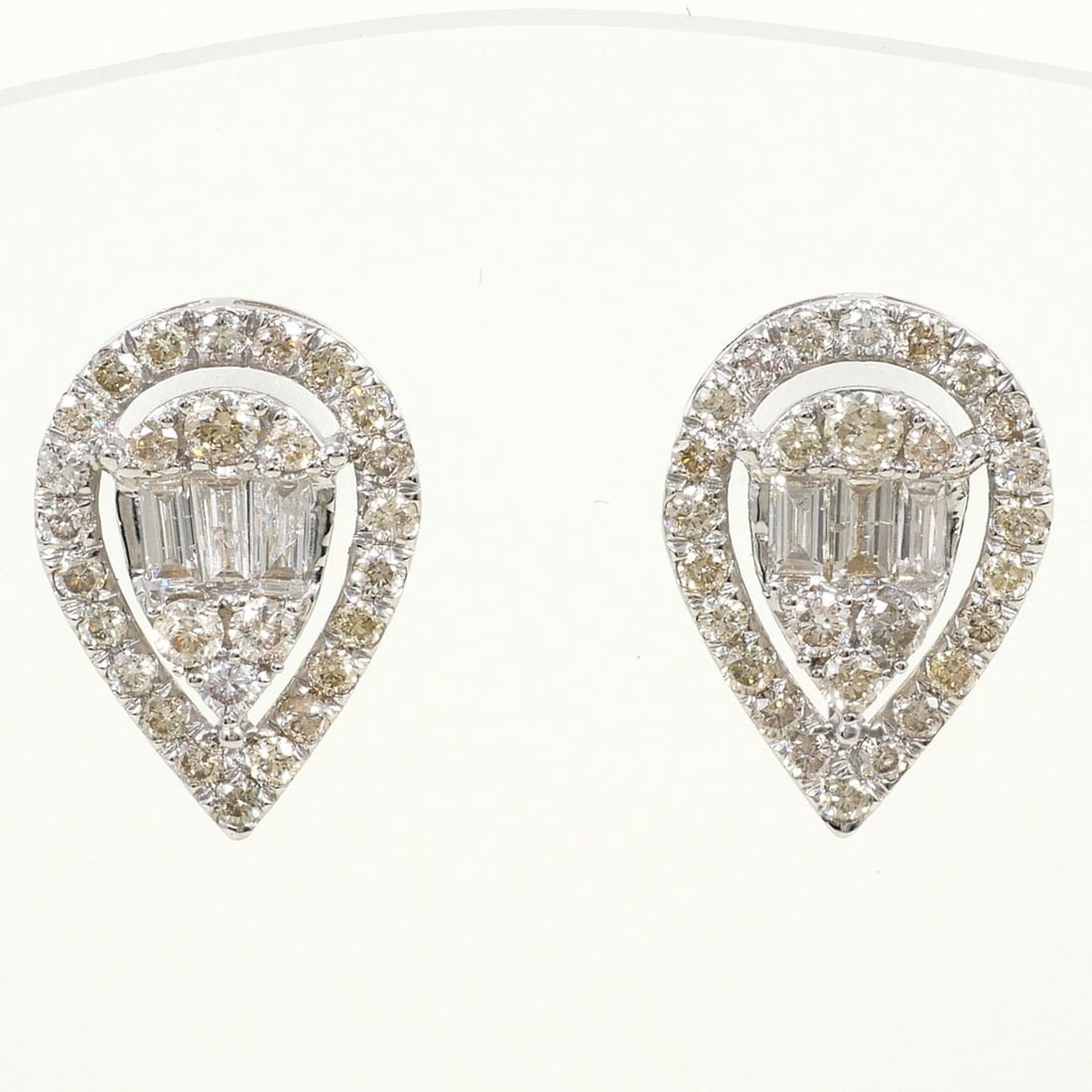 18K (18-karat white gold) earrings with 0.50ct diamonds, certificate of authenticity included, total: --- Catalog ---Category: SizeWeight: 1.8g / 0.06oz.Category: DesignType: Stud earringsColor: White goldMetal: White GoldStone: DiamondGender: WomenMaterial: White gold (18K)Metal Purity: 18KWeight (ct