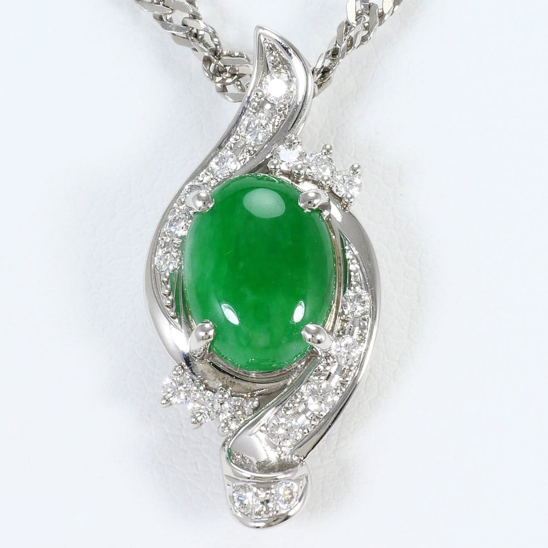 PT900 Platinum / PT850 Necklace with 2.414ct Jadeite and 0.29ct Diamonds, Certificate of: --- Catalog ---Category: SizeWeight: 11.5g / 0.4oz.Pendant Size: 27mm x 12mm / 1.06'' x 0.47''Neck Circumference: 40 cm / 15.74''Category: DesignColor: PlatinumMetal: PlatinumStone: Diamond, JadeGende