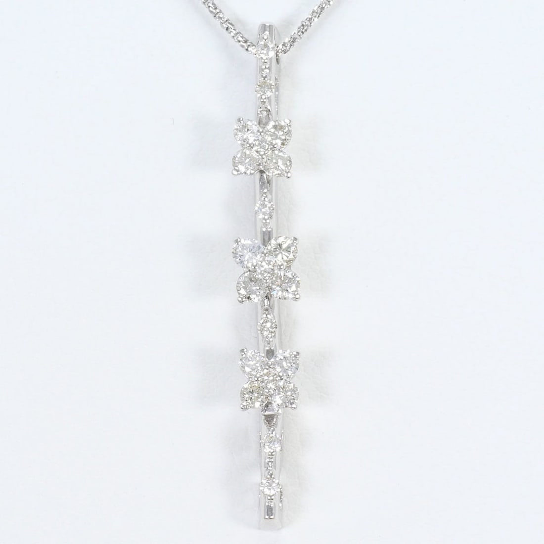 18K (18-karat white gold) necklace with 0.50ct diamond, includes appraisal certificate, total weight: --- Catalog ---Category: SizeWeight: 5g / 0.17oz.Pendant Size: 36mm x 4mm / 1.41'' x 0.15''Neck Circumference: 60 cm / 23.62''Category: DesignColor: White goldMetal: White GoldStone: DiamondGender: Wo