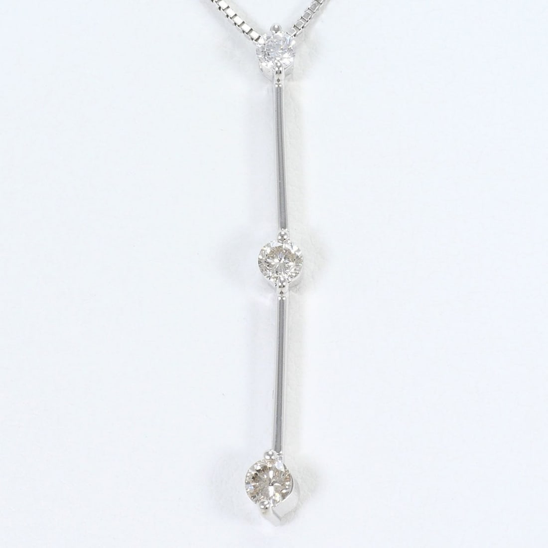 18K (18-karat white gold) necklace with 0.3ct diamond, includes appraisal certificate, total weight: --- Catalog ---Category: SizeWeight: 2.5g / 0.08oz.Pendant Size: 33mm x 3mm / 1.29'' x 0.11''Neck Circumference: 40 cm / 15.74''Category: DesignColor: White goldMetal: White GoldStone: DiamondGender: 