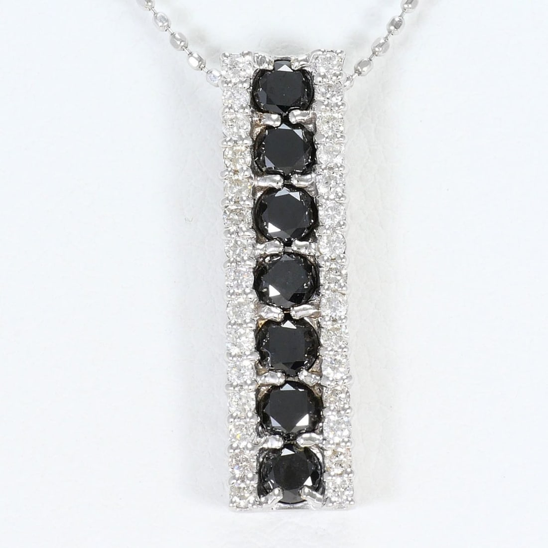 18K (18-karat white gold) necklace with 0.75ct black diamond and 0.30ct diamond. Comes a certificate: --- Catalog ---Category: SizeWeight: 3.4g / 0.11oz.Pendant Size: 23mm x 6mm / 0.9'' x 0.23''Neck Circumference: 40 cm / 15.74''Category: DesignColor: Black, White goldMetal: White GoldStone: DiamondGe