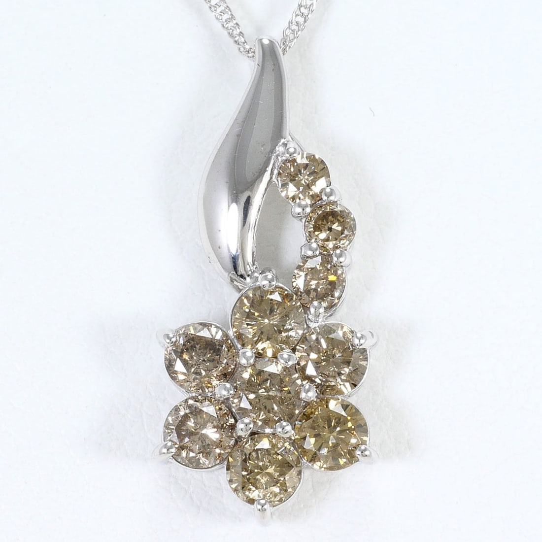 18K (18-karat white gold) necklace with brown diamond (1.00ct), includes appraisal certificate,: --- Catalog ---Category: SizeWeight: 2.3g / 0.08oz.Pendant Size: 22mm x 10mm / 0.86'' x 0.39''Neck Circumference: 42 cm / 16.53''Category: DesignColor: Brown, White goldMetal: White GoldStone: Diamond