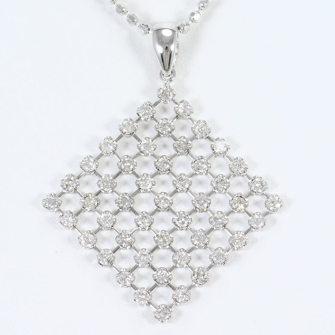 18K (18k White Gold) Necklace with 1.00ct Diamond, 6.1g Total Weight, 45cm Length, Like New: --- Catalog ---Category: SizeWeight: 6.1g / 0.21oz.Pendant Size: 35mm x 28mm / 1.37'' x 1.1''Neck Circumference: 45 cm / 17.71''Category: DesignColor: White goldMetal: White GoldStone: DiamondGender: 