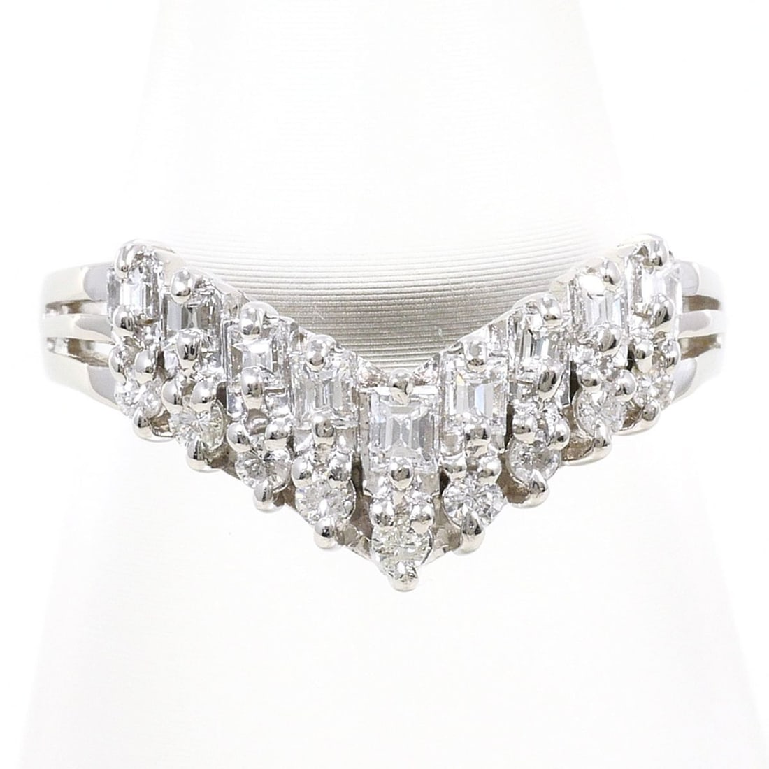 PT900 Platinum Ring with 0.32ct Diamond, Total Weight 4.0g, Like New Condition. (1 of 9)