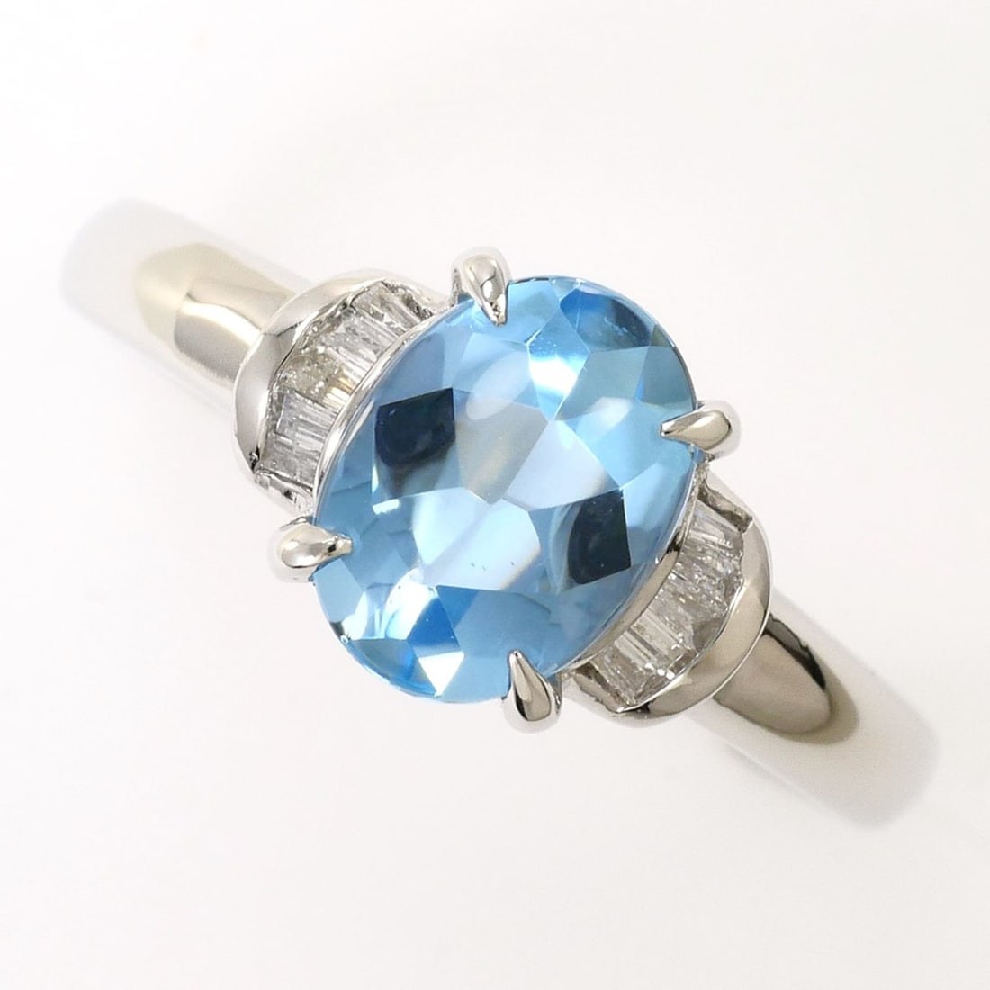 PT900 Platinum Ring with Aquamarine 1.18ct and Diamond 0.09ct, Total Weight 4.4g, Like New: --- Catalog ---Category: SizeJP Size: 10US Size: 5.5Category: DesignType: Band ringColor: PlatinumStone: Aquamarine, DiamondGender: WomenMaterial: Platinum 900Category: GeneralBrand: Unbranded--- Item