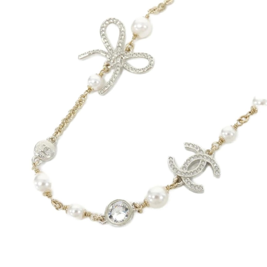 Chanel ABG587 Necklace: --- Catalog ---Category: SizePendant Size: 25mm x 30mm / 0.98'' x 1.18''Neck Circumference: 40 cm - 46 cm / 15.74'' - 18.11''Category: DesignColor: Gold, WhiteGender: WomenMaterial: Artificial