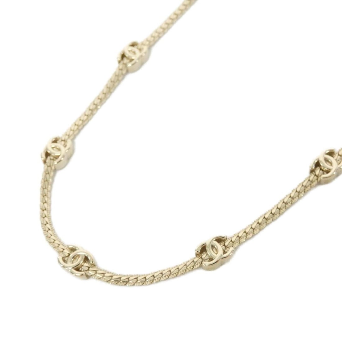 Chanel ABE254 Necklace: --- Catalog ---Category: SizeNeck Circumference: 40 cm - 54 cm / 15.74'' - 21.25''Category: DesignColor: GoldGender: WomenNecklace Type: NecklaceCategory: GeneralMPN: ABE254Brand: Chanel--- Item List