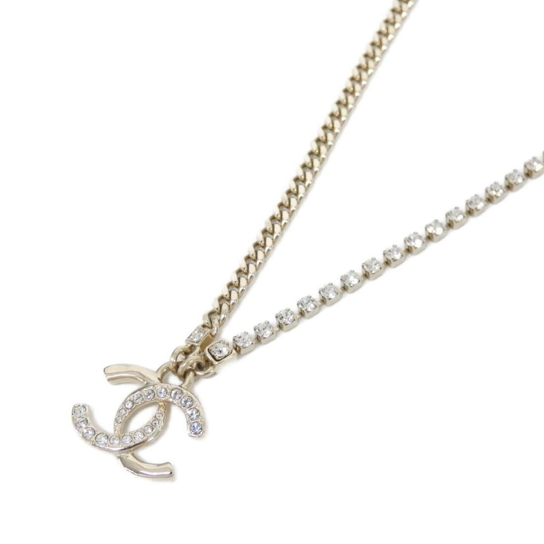 Chanel ABD044 Necklace: --- Catalog ---Category: SizePendant Size: 17mm x 18mm / 0.66'' x 0.7''Neck Circumference: 40 cm - 47 cm / 15.74'' - 18.5''Category: DesignColor: Clear, GoldGender: WomenNecklace Type: