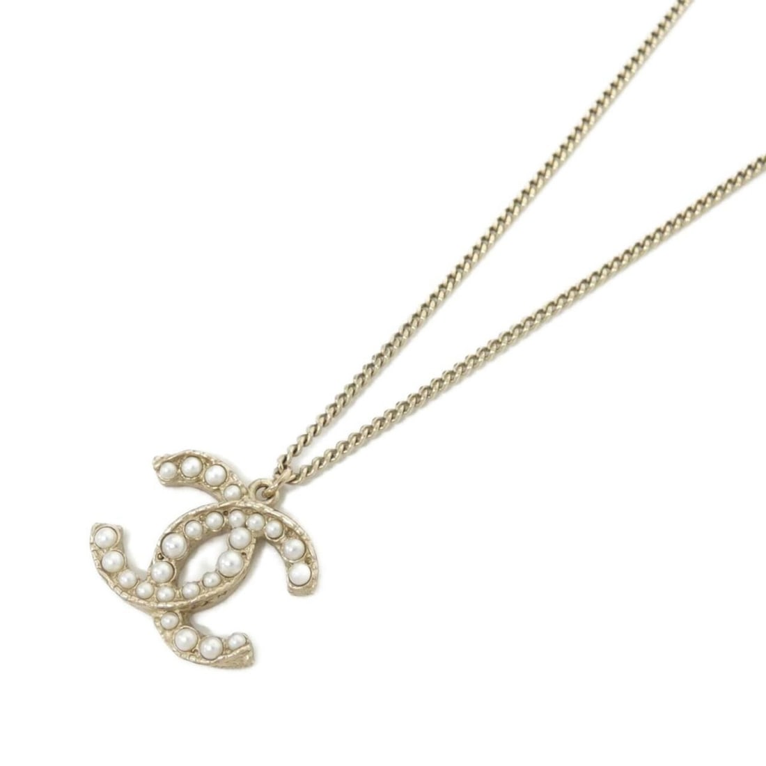 Chanel 60621 Necklace: --- Catalog ---Category: SizePendant Size: 20mm x 25mm / 0.78'' x 0.98''Neck Circumference: 43 cm - 61 cm / 16.92'' - 24.01''Category: DesignColor: Gold, WhiteGender: WomenMaterial: Artificial